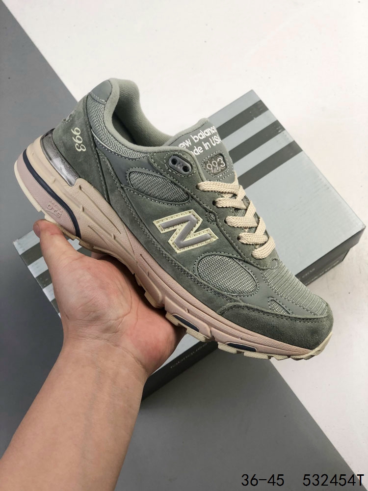 NEW BALANCE 新百伦 993系列美产老爹鞋总统经典复古运动鞋 纽巴伦 993总统慢跑鞋.卓越的舒适性与经典风格相得益彰,打造出我们的 Made in US 993 跑鞋.作为传奇 990 系列的最爱,993 具有灵敏的缓震和优质材料,适合跑步或全天穿着.ABZORB 中底通过缓冲和抗压性的组合来吸收冲击力,高级绒面革/网眼鞋面,ACTEVA缓震器提供多功能、灵活的支撑,全长橡胶外底,Ndurance橡胶鞋跟,增加耐用性,有助于减少鞋子的磨损. 类型:男女鞋 ID:532454T