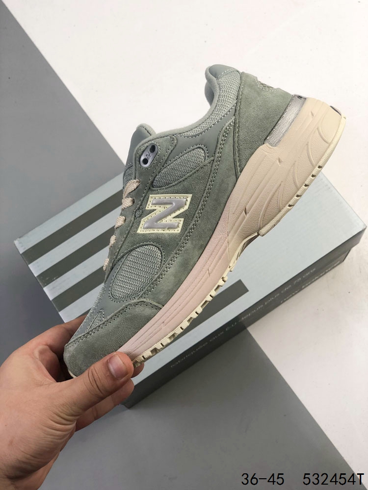 NEW BALANCE 新百伦 993系列美产老爹鞋总统经典复古运动鞋 纽巴伦 993总统慢跑鞋.卓越的舒适性与经典风格相得益彰,打造出我们的 Made in US 993 跑鞋.作为传奇 990 系列的最爱,993 具有灵敏的缓震和优质材料,适合跑步或全天穿着.ABZORB 中底通过缓冲和抗压性的组合来吸收冲击力,高级绒面革/网眼鞋面,ACTEVA缓震器提供多功能、灵活的支撑,全长橡胶外底,Ndurance橡胶鞋跟,增加耐用性,有助于减少鞋子的磨损. 类型:男女鞋 ID:532454T