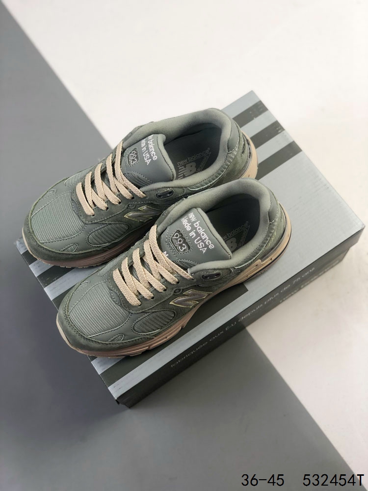 NEW BALANCE 新百伦 993系列美产老爹鞋总统经典复古运动鞋 纽巴伦 993总统慢跑鞋.卓越的舒适性与经典风格相得益彰,打造出我们的 Made in US 993 跑鞋.作为传奇 990 系列的最爱,993 具有灵敏的缓震和优质材料,适合跑步或全天穿着.ABZORB 中底通过缓冲和抗压性的组合来吸收冲击力,高级绒面革/网眼鞋面,ACTEVA缓震器提供多功能、灵活的支撑,全长橡胶外底,Ndurance橡胶鞋跟,增加耐用性,有助于减少鞋子的磨损. 类型:男女鞋 ID:532454T