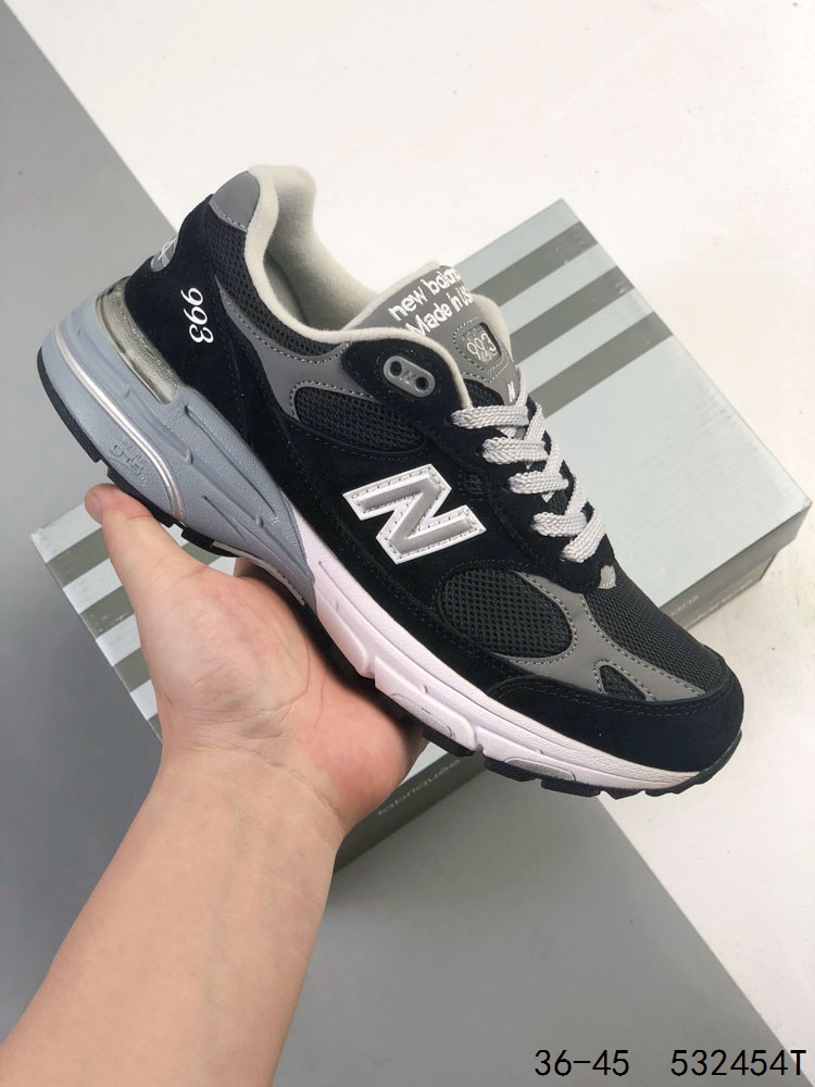 NEW BALANCE 新百伦 993系列美产老爹鞋总统经典复古运动鞋 纽巴伦 993总统慢跑鞋.卓越的舒适性与经典风格相得益彰,打造出我们的 Made in US 993 跑鞋.作为传奇 990 系列的最爱,993 具有灵敏的缓震和优质材料,适合跑步或全天穿着.ABZORB 中底通过缓冲和抗压性的组合来吸收冲击力,高级绒面革/网眼鞋面,ACTEVA缓震器提供多功能、灵活的支撑,全长橡胶外底,Ndurance橡胶鞋跟,增加耐用性,有助于减少鞋子的磨损. 类型:男女鞋 ID:532454T