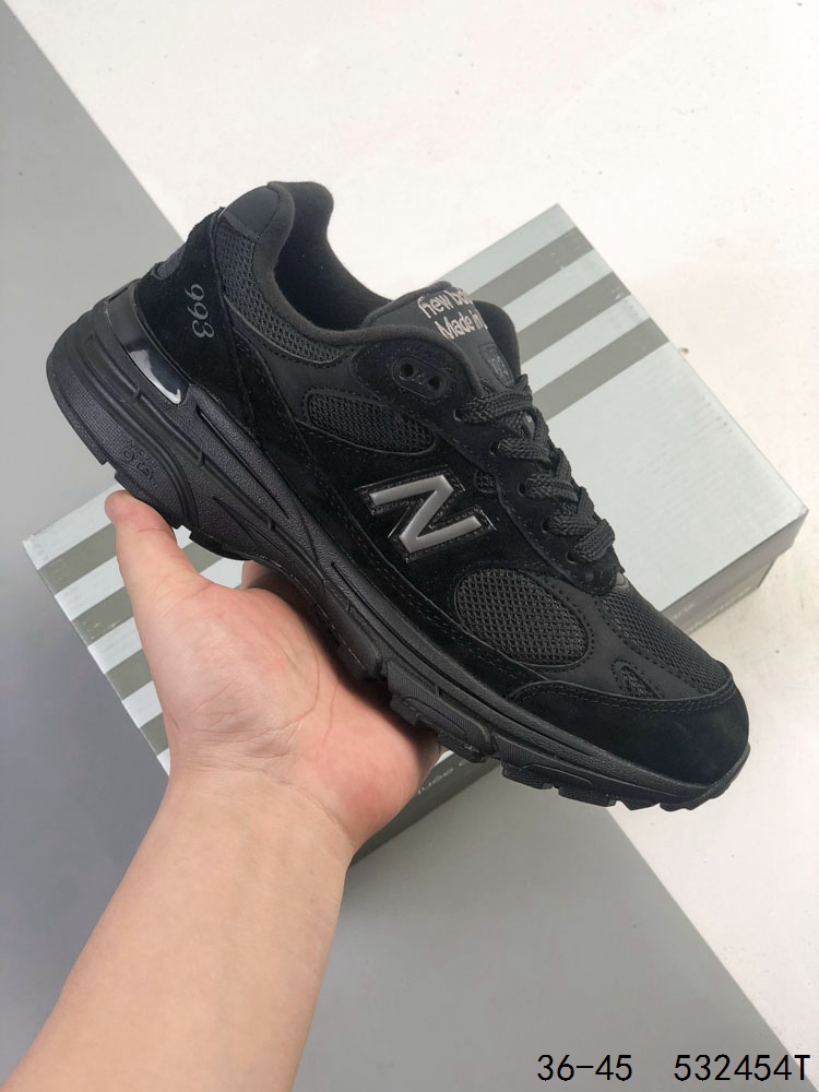 2️⃣ NEW BALANCE 新百伦 993系列美产老爹鞋总统经典复古运动鞋 纽巴伦 993总统慢跑鞋.卓越的舒适性与经典风格相得益彰,打造出我们的 Made in US 993 跑鞋.作为传奇 990 系列的最爱,993 具有灵敏的缓震和优质材料,适合跑步或全天穿着.ABZORB 中底通过缓冲和抗压性的组合来吸收冲击力,高级绒面革/网眼鞋面,ACTEVA缓震器提供多功能、灵活的支撑,全长橡胶外底,Ndurance橡胶鞋跟,增加耐用性,有助于减少鞋子的磨损. 类型:男女鞋 ID:532454T