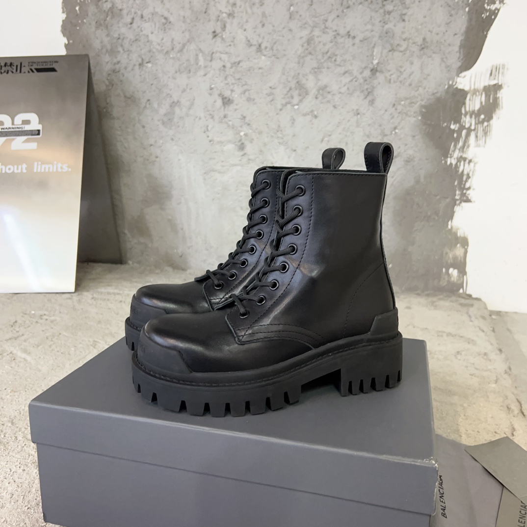 BALENCIAGA巴黎世家2023秋冬新款系带马丁靴！复古擦色做旧松糕厚底短靴！看着硬朗但上脚舒适个性