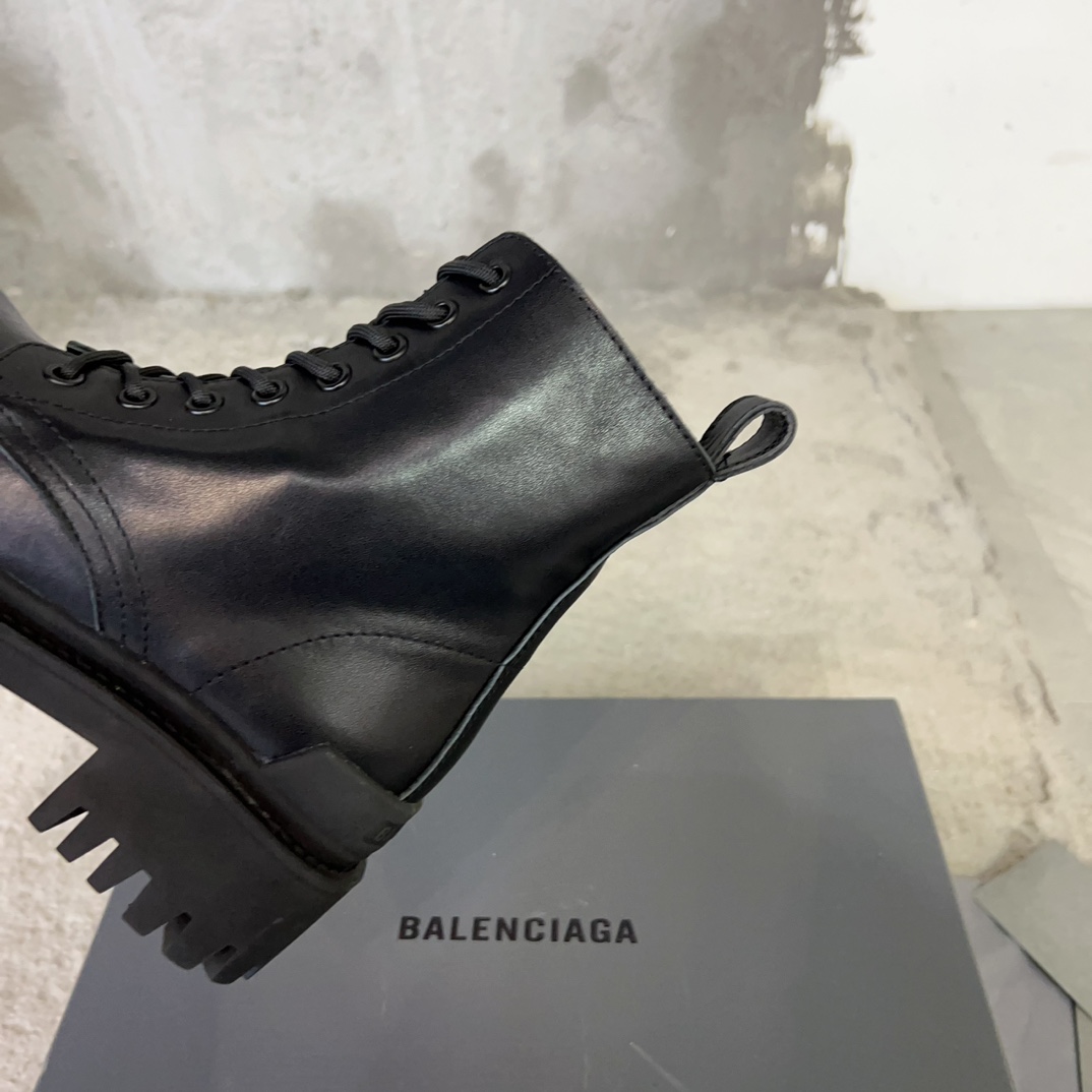 BALENCIAGA巴黎世家2023秋冬新款系带马丁靴！复古擦色做旧松糕厚底短靴！看着硬朗但上脚舒适个性