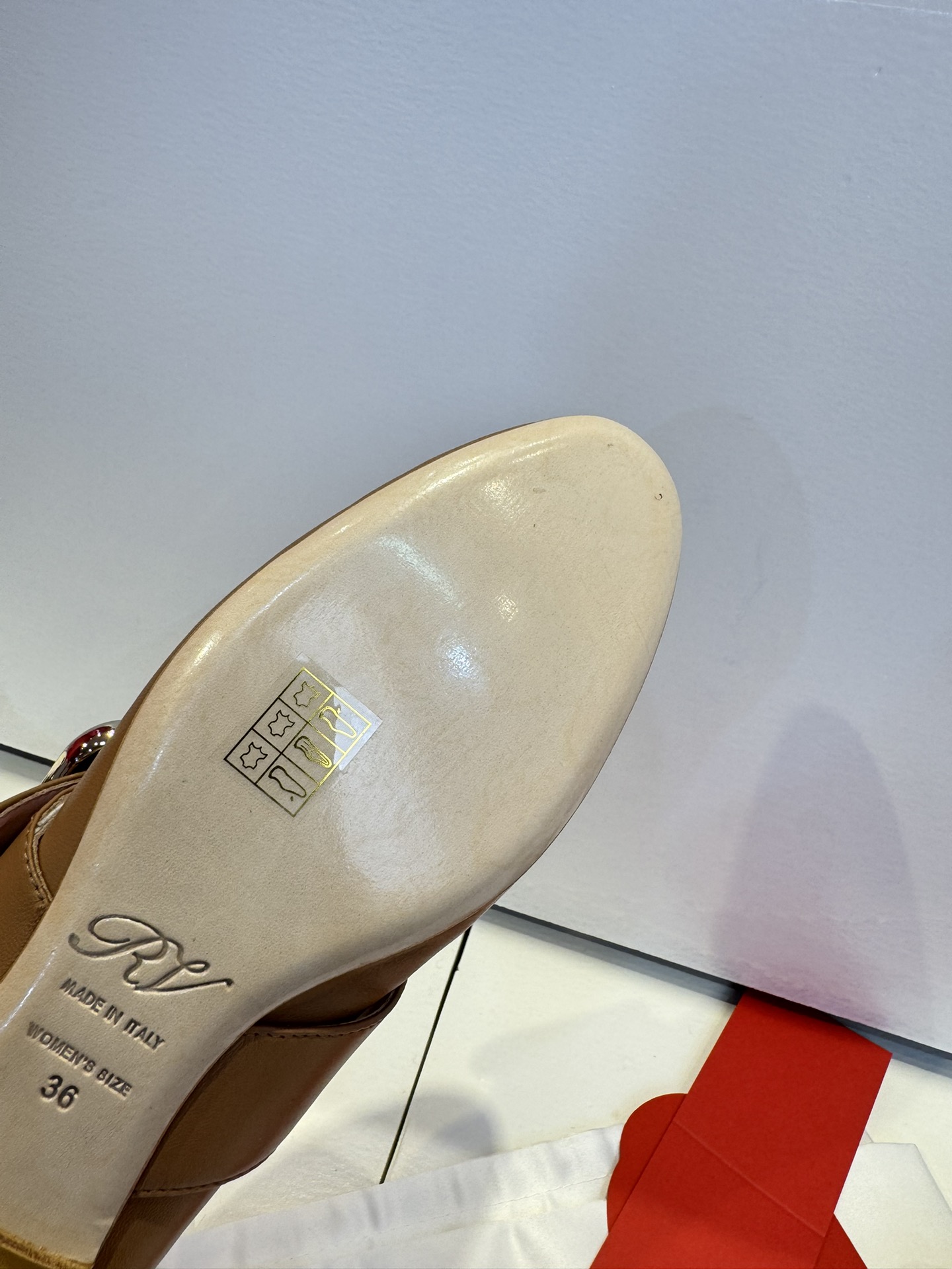 Luxurious Zirconium Roller Shoes by Roger Vivier – RV 2023 Limited Edition Omelet Shoe - 图片 4