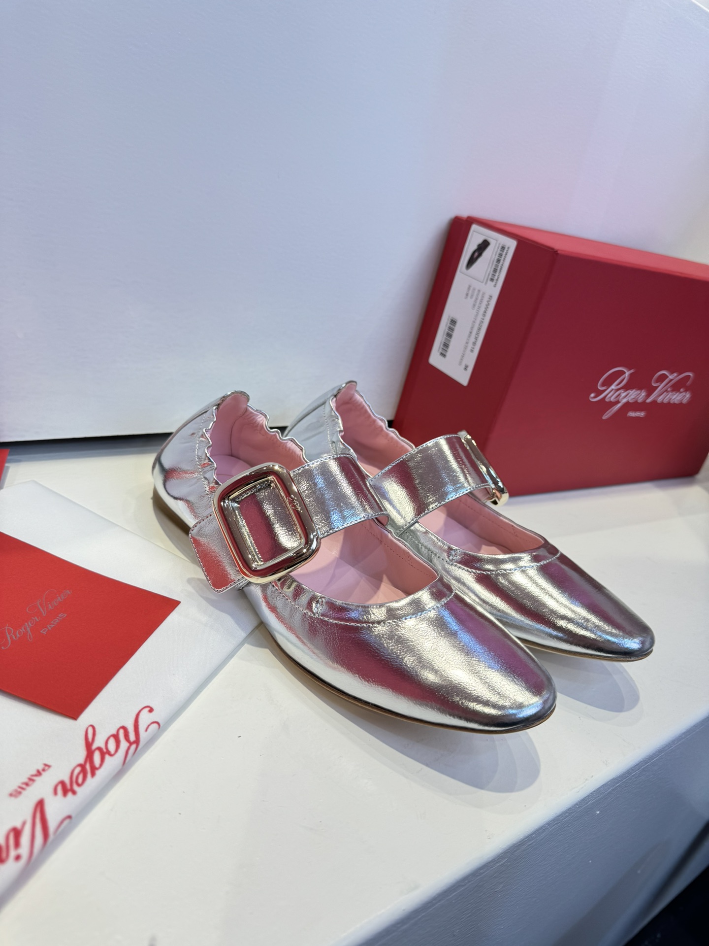 Limited Edition Zirconium Roller Shoes by Roger Vivier: Super Soft Italian Sheepskin, Emulsions Hardware. - 图片 2