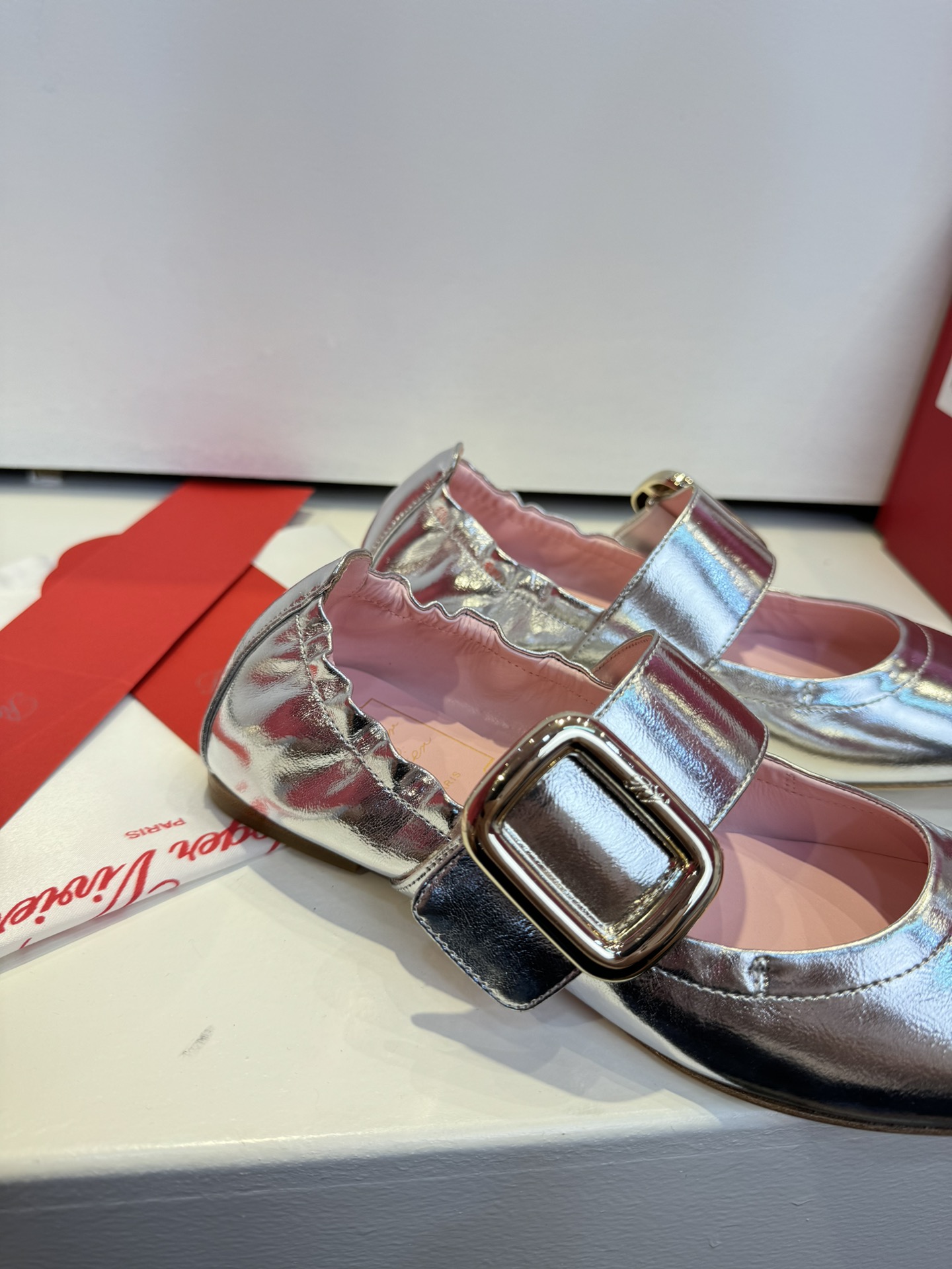 Limited Edition Zirconium Roller Shoes by Roger Vivier: Super Soft Italian Sheepskin, Emulsions Hardware. - 图片 3