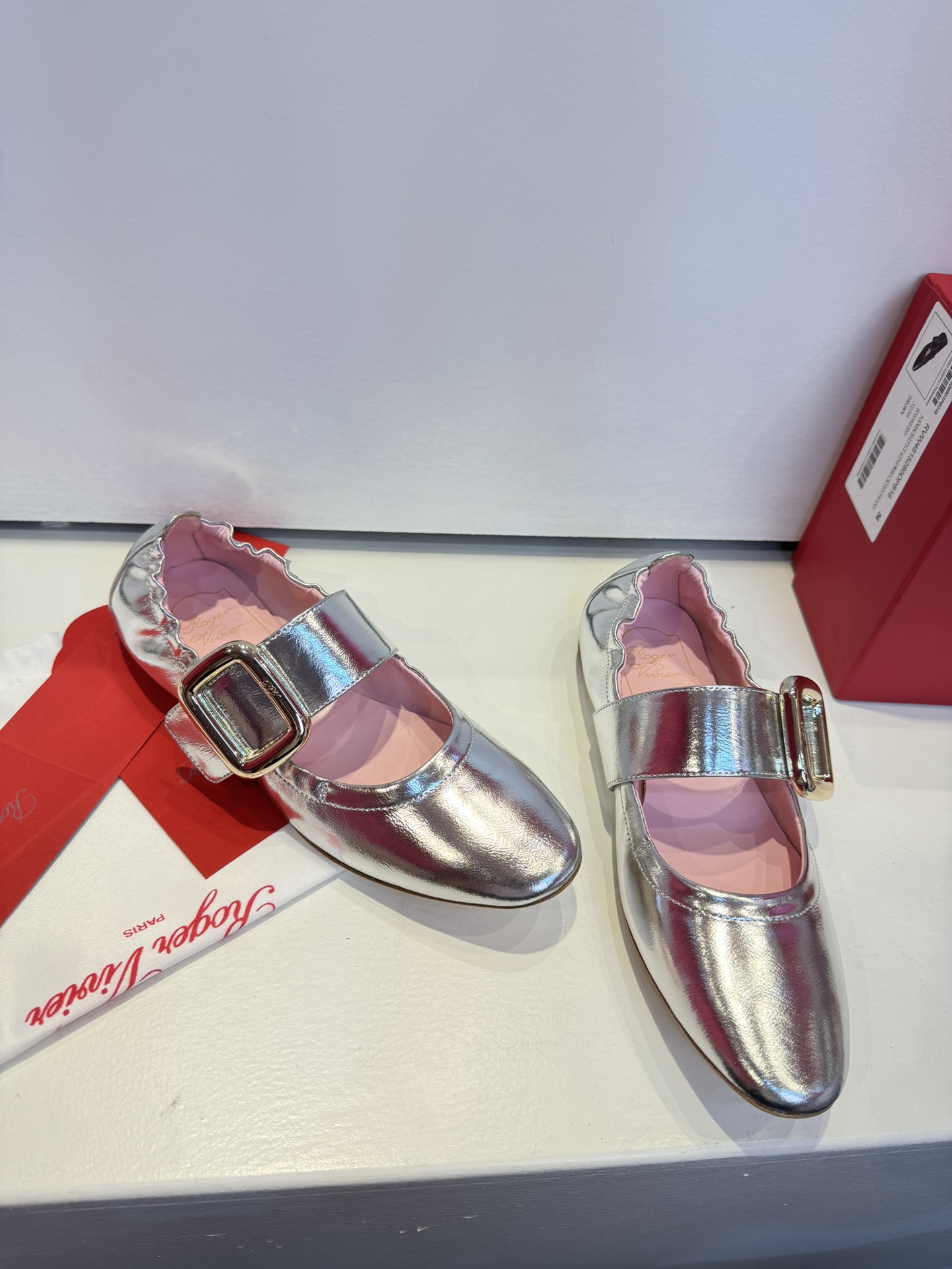 Limited Edition Zirconium Roller Shoes by Roger Vivier: Super Soft Italian Sheepskin, Emulsions Hardware. - 图片 4