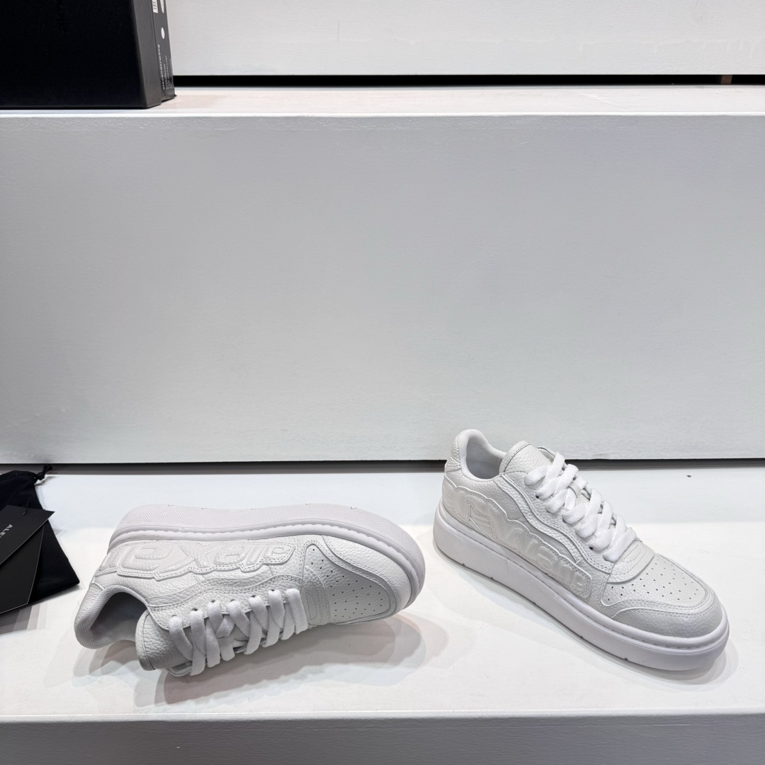 “Alexander Wang’s Cozy Tweed Sneakers with TPU Bubbles – Review” - 图片 5
