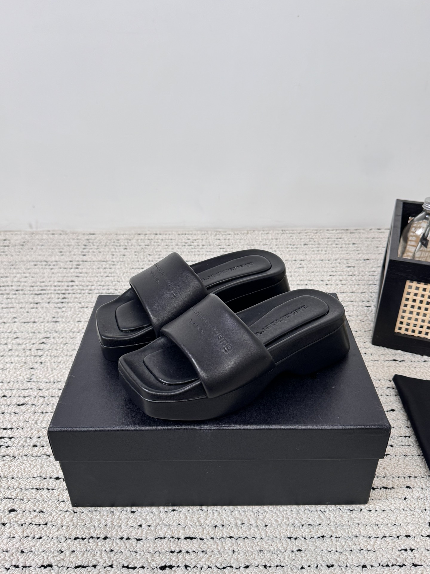 Alexander Wang Wang亚历山大王 24春夏女士新款logo平底拖鞋