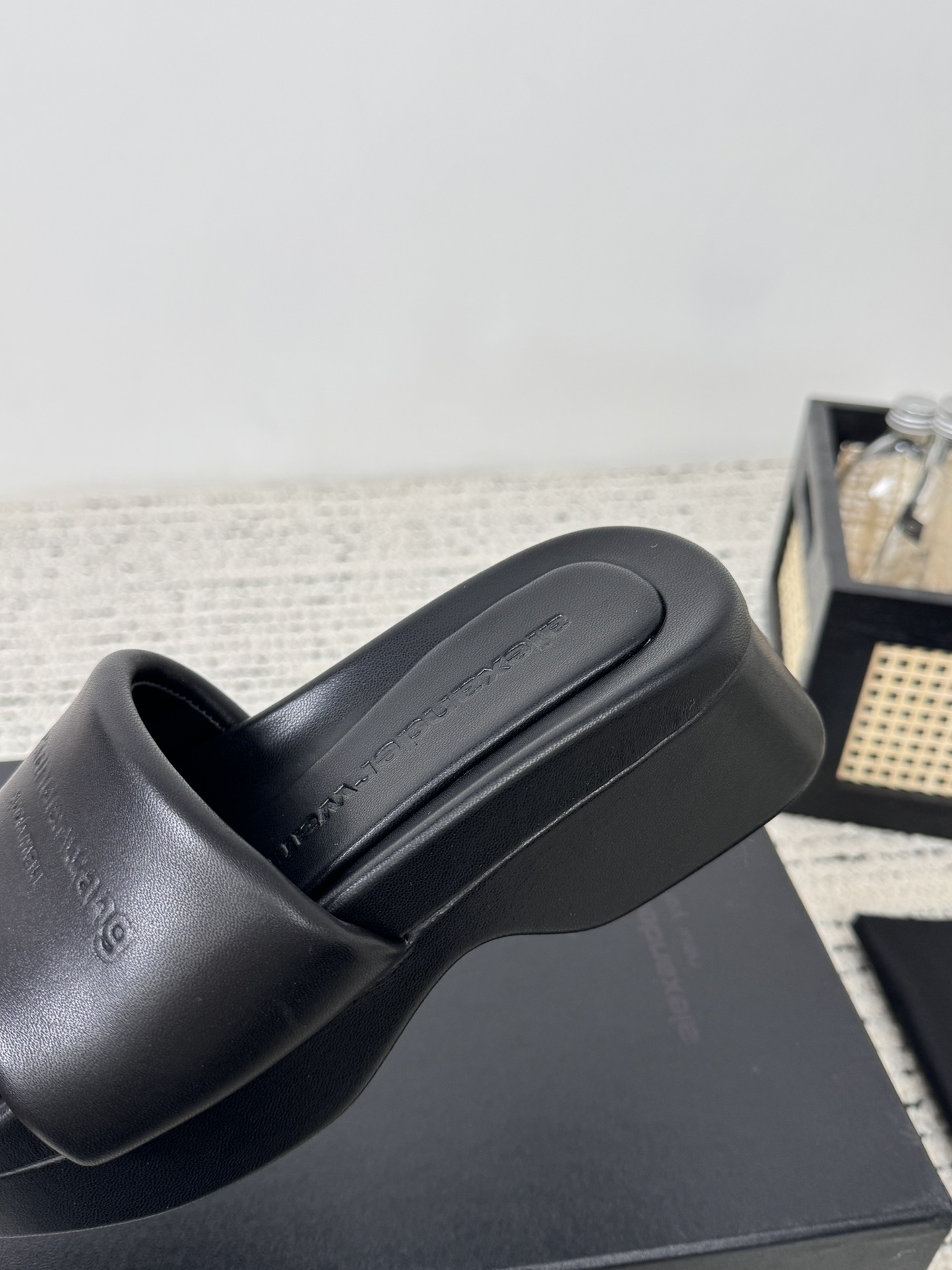Alexander Wang Wang亚历山大王 24春夏女士新款logo平底拖鞋