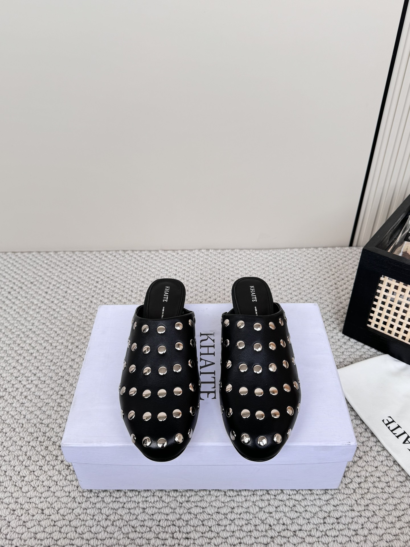 “Contemporary and Comfortable: Khaite’s Fresh Spring and Summer Collection” - 图片 1