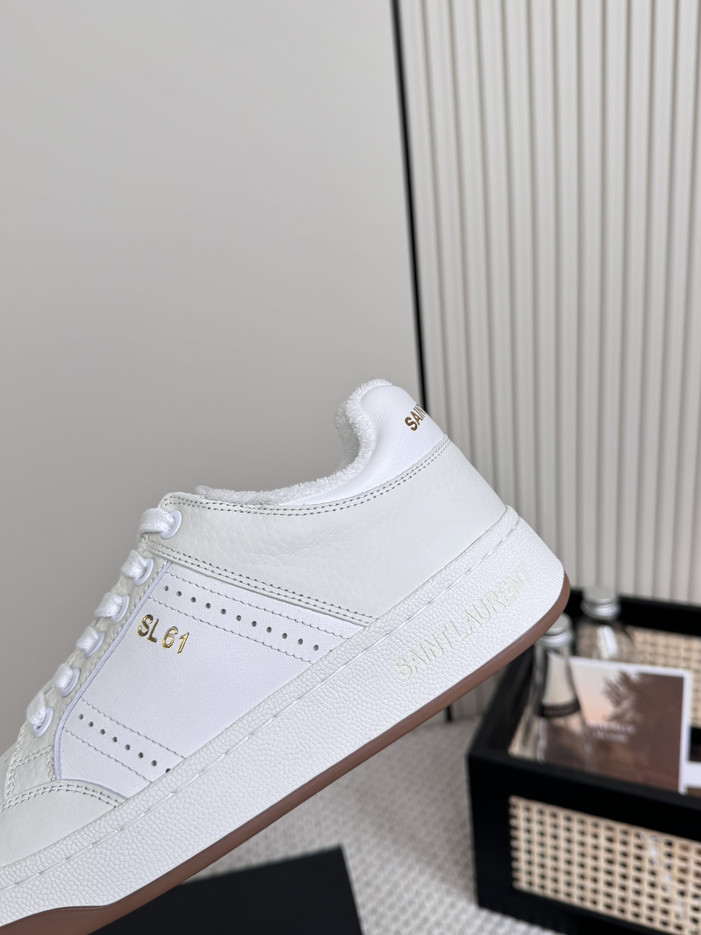 Saint Laurent SL61 White Shoes: Retro Design, Comfortable Fit, Stylish Logo, Unique Packaging. - 图片 7