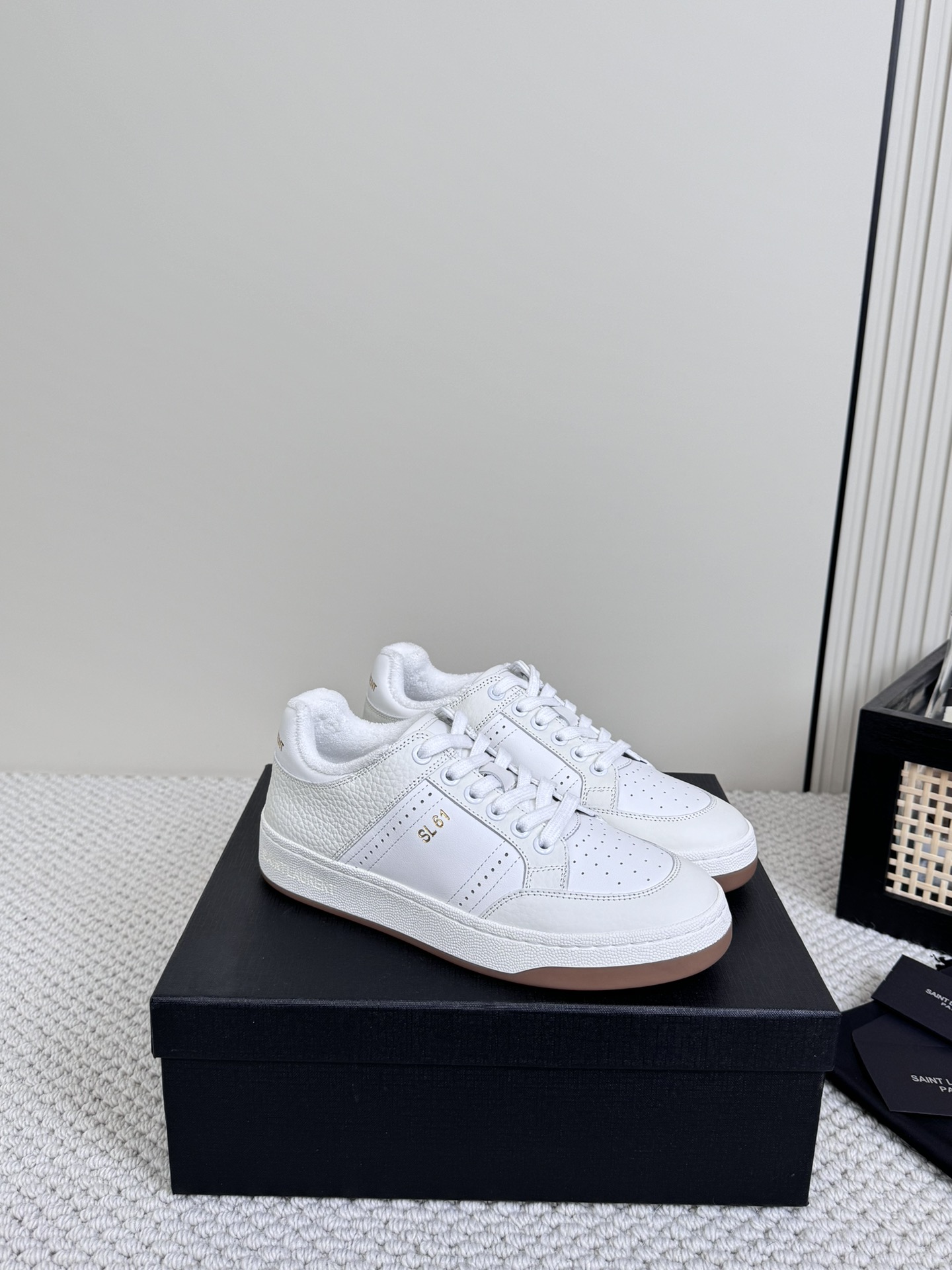 Saint Laurent SL61 White Shoes: Retro Design, Comfortable Fit, Stylish Logo, Unique Packaging. - 图片 1