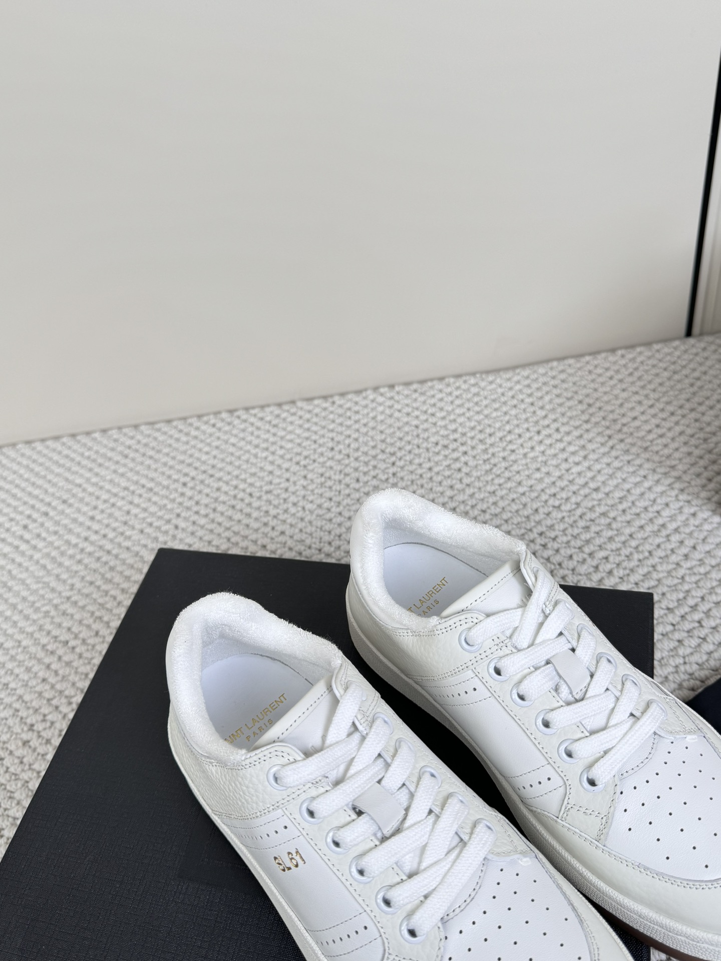 Saint Laurent SL61 White Shoes: Retro Design, Comfortable Fit, Stylish Logo, Unique Packaging. - 图片 6