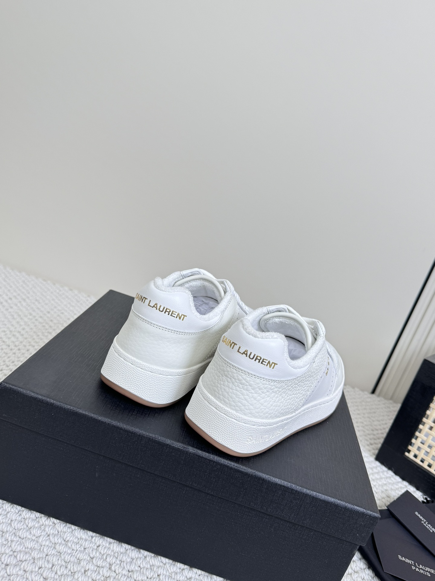 Saint Laurent SL61 White Shoes: Retro Design, Comfortable Fit, Stylish Logo, Unique Packaging. - 图片 4