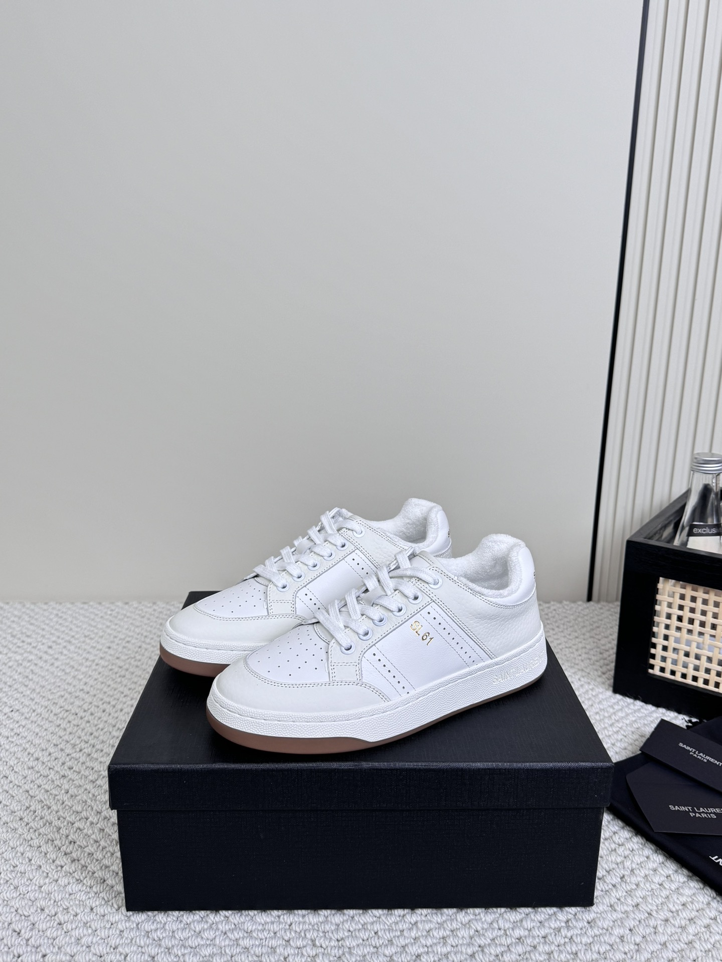 Saint Laurent SL61 White Shoes: Retro Design, Comfortable Fit, Stylish Logo, Unique Packaging. - 图片 3