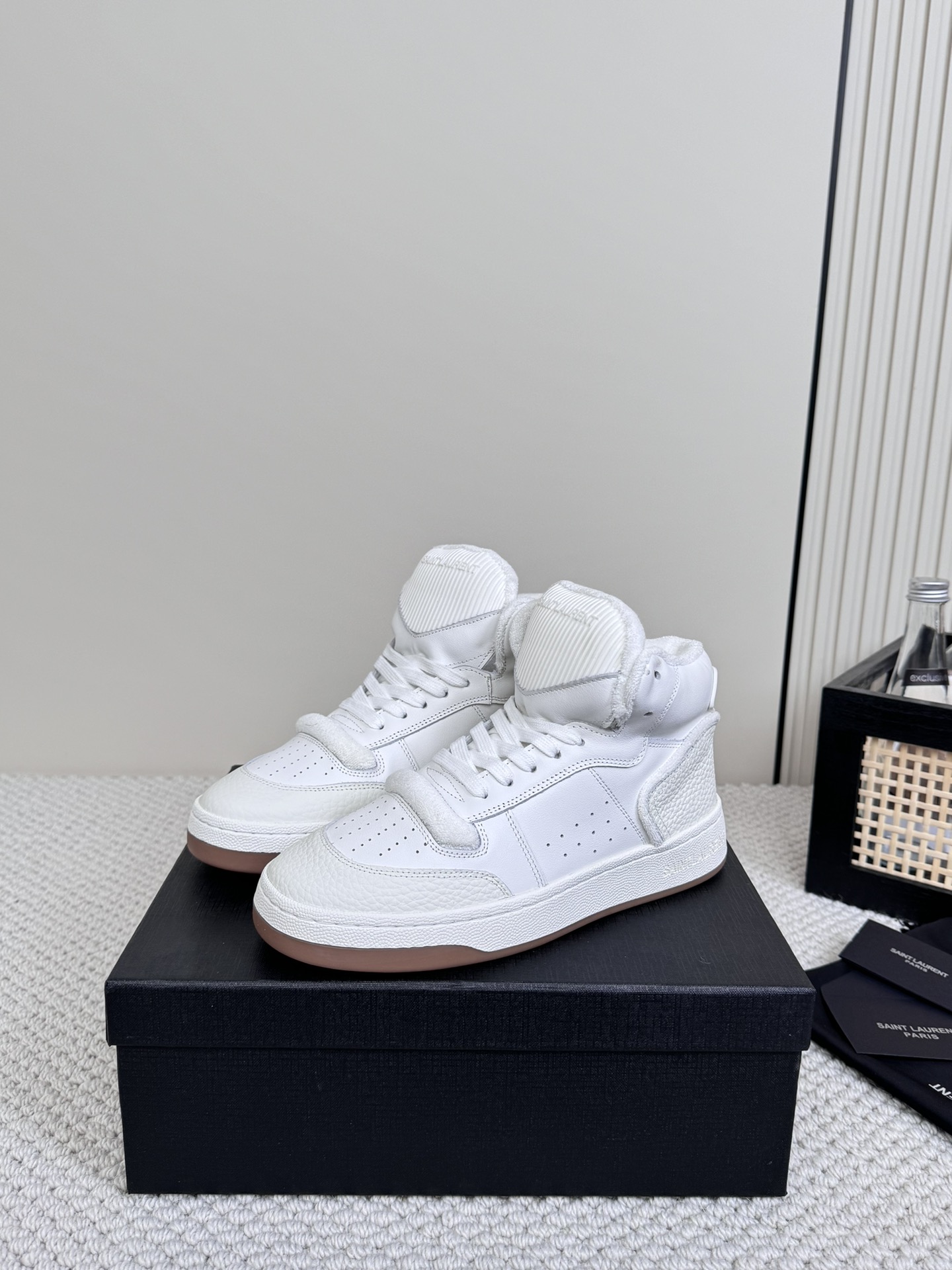 High-End Saint Laurent SL61 White Shoes with Unique Design and Comfort Features - 图片 3