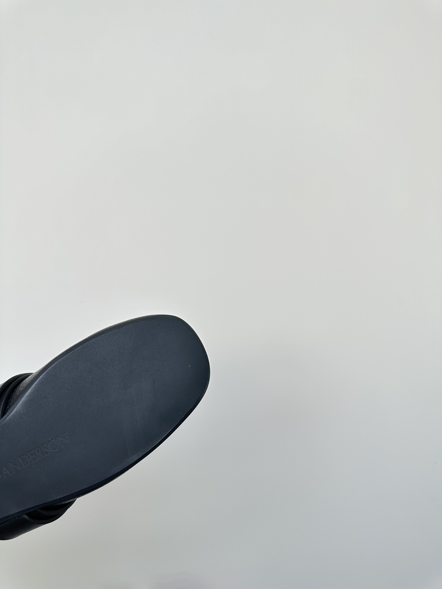 Fashionable JW Anderson Small 24S Shoes with Detachable Metal Chain - 图片 9