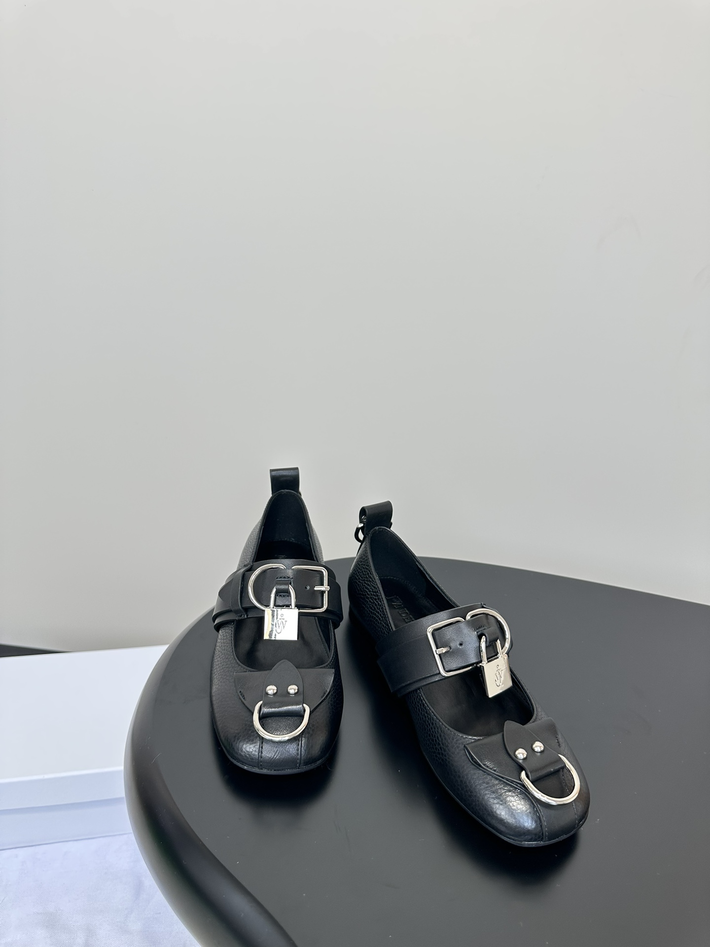 Fashionable JW Anderson Small 24S Shoes with Detachable Metal Chain - 图片 6