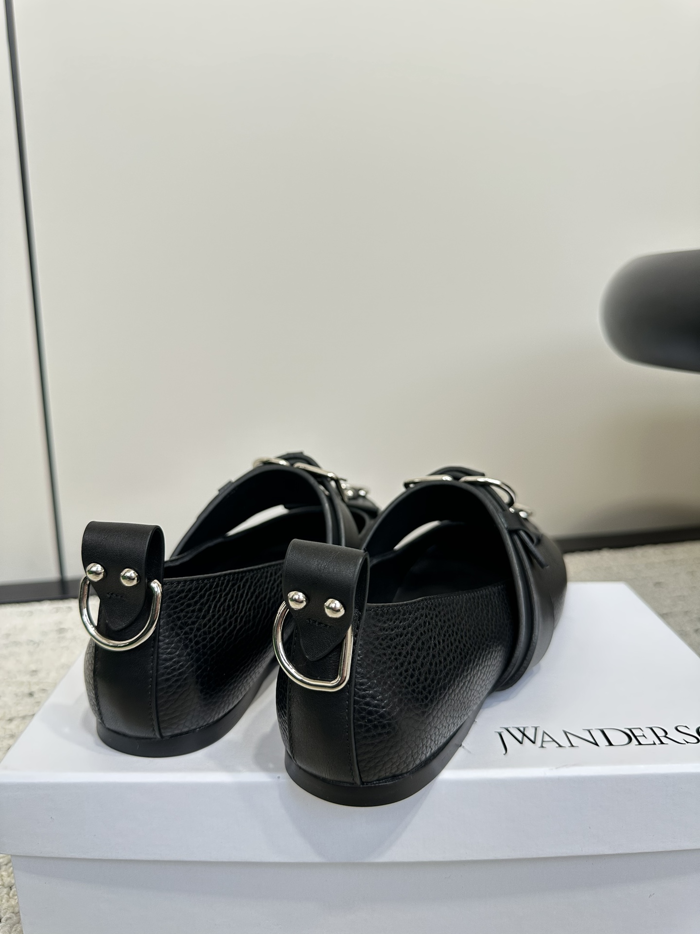 Fashionable JW Anderson Small 24S Shoes with Detachable Metal Chain - 图片 4