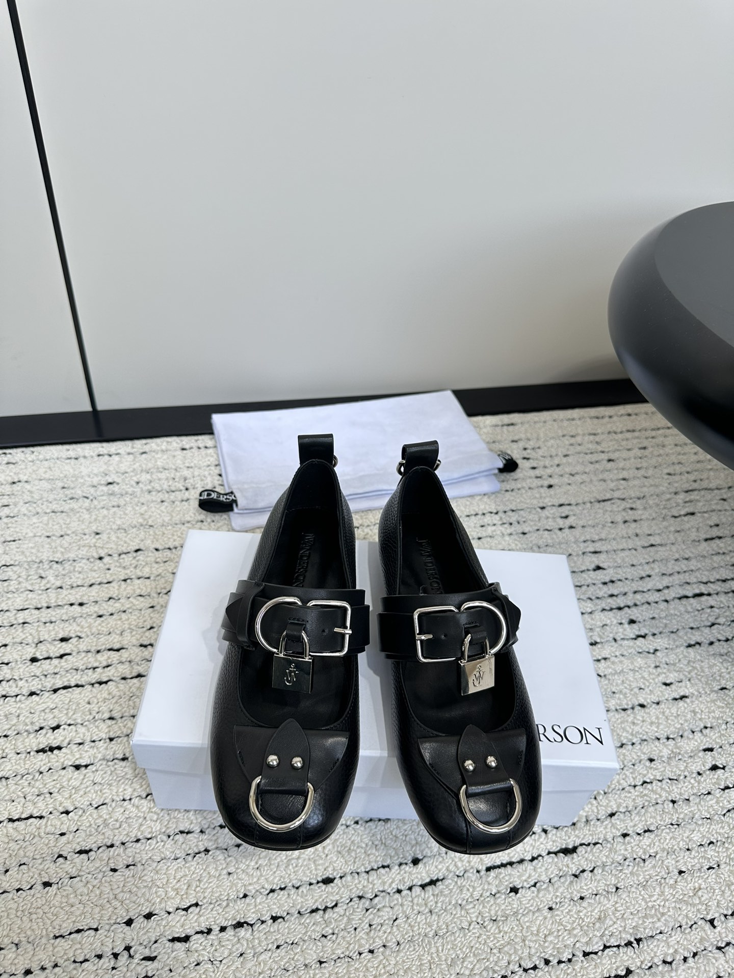 Fashionable JW Anderson Small 24S Shoes with Detachable Metal Chain - 图片 2