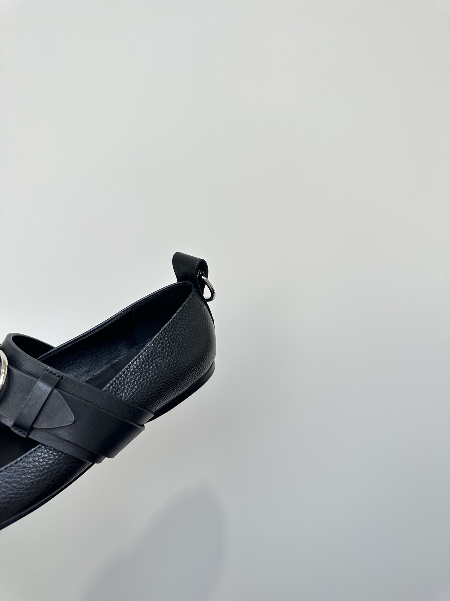 Fashionable JW Anderson Small 24S Shoes with Detachable Metal Chain - 图片 8