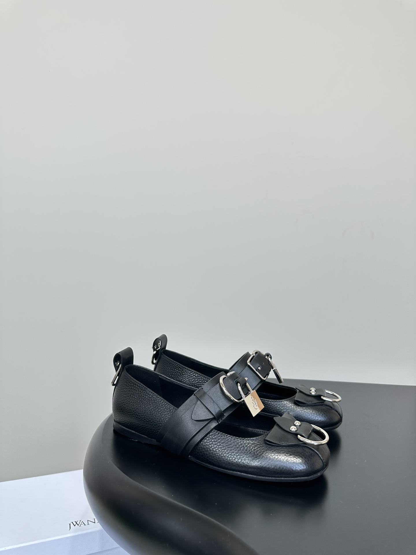 Fashionable JW Anderson Small 24S Shoes with Detachable Metal Chain - 图片 5
