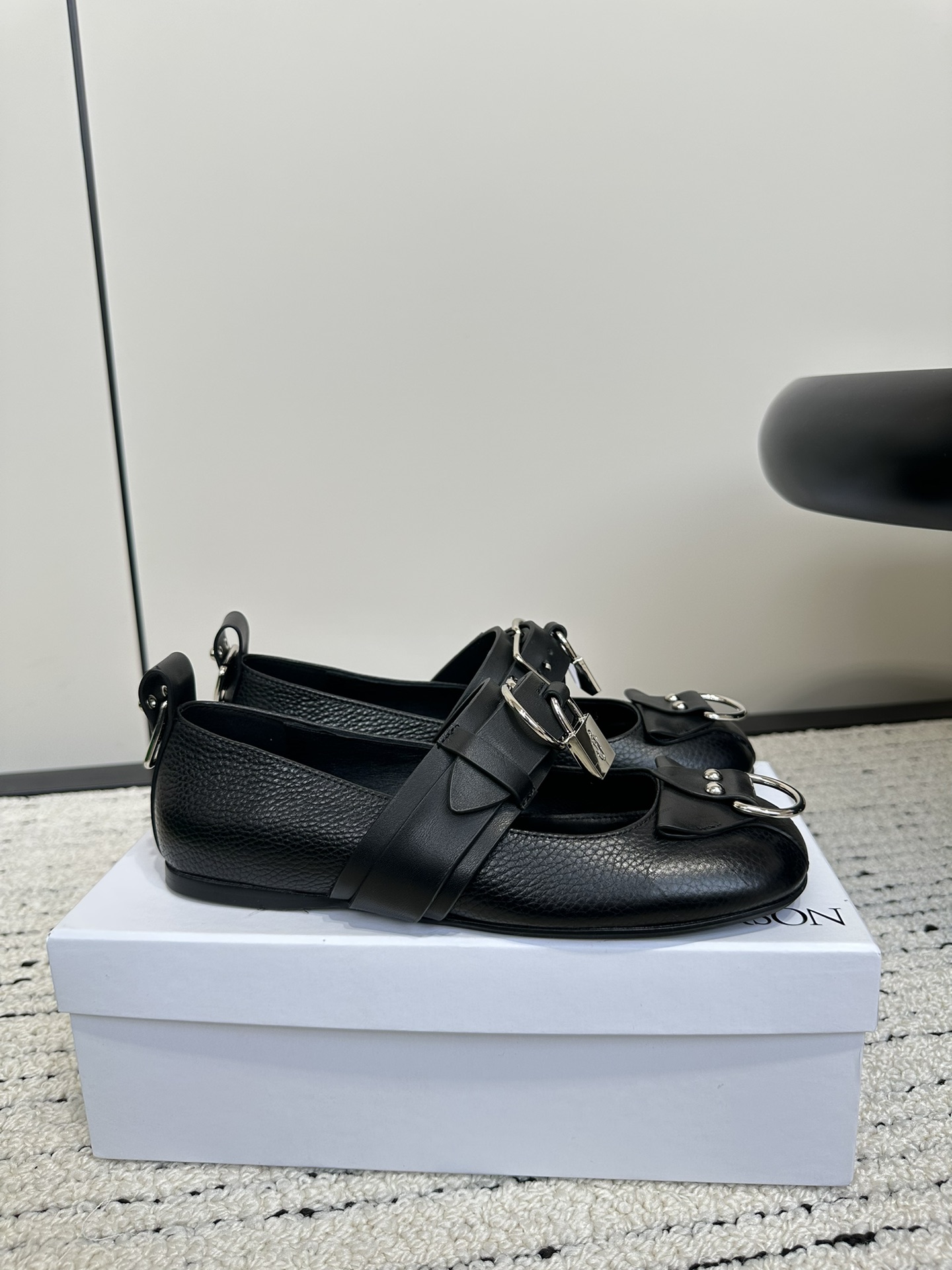 Fashionable JW Anderson Small 24S Shoes with Detachable Metal Chain - 图片 3