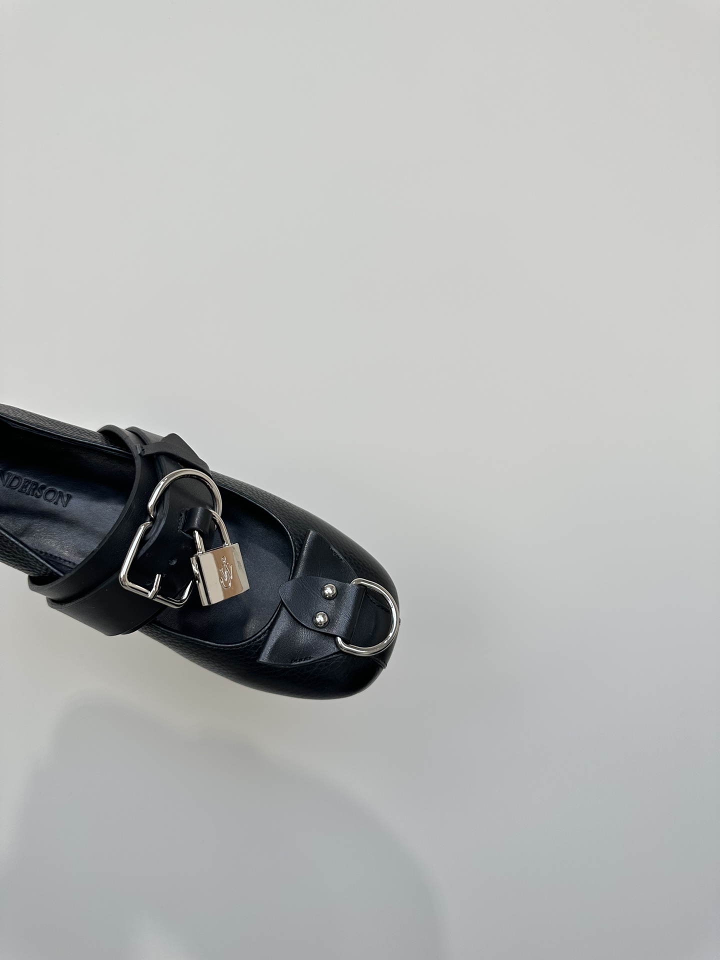 Fashionable JW Anderson Small 24S Shoes with Detachable Metal Chain - 图片 7