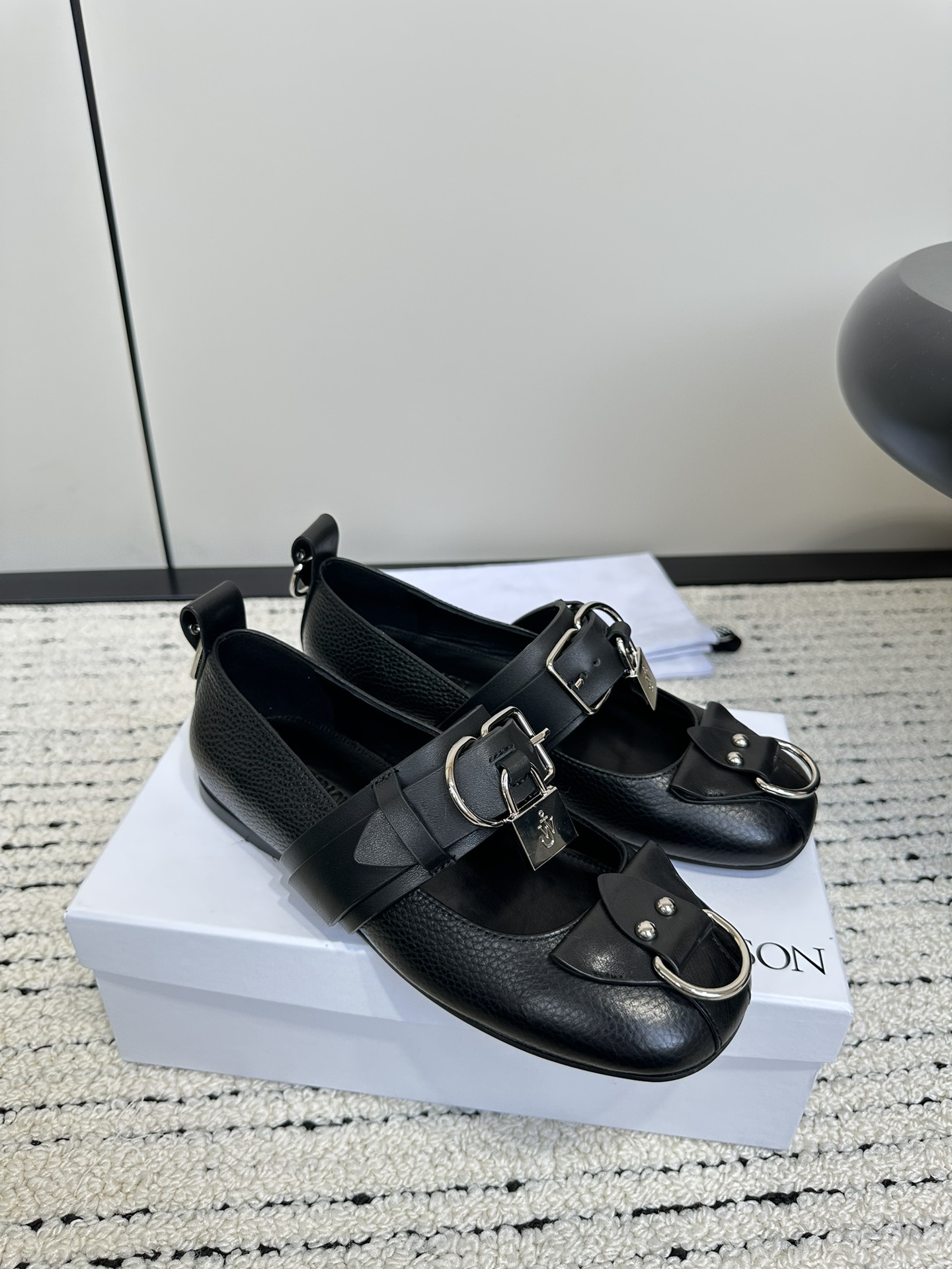 Fashionable JW Anderson Small 24S Shoes with Detachable Metal Chain
