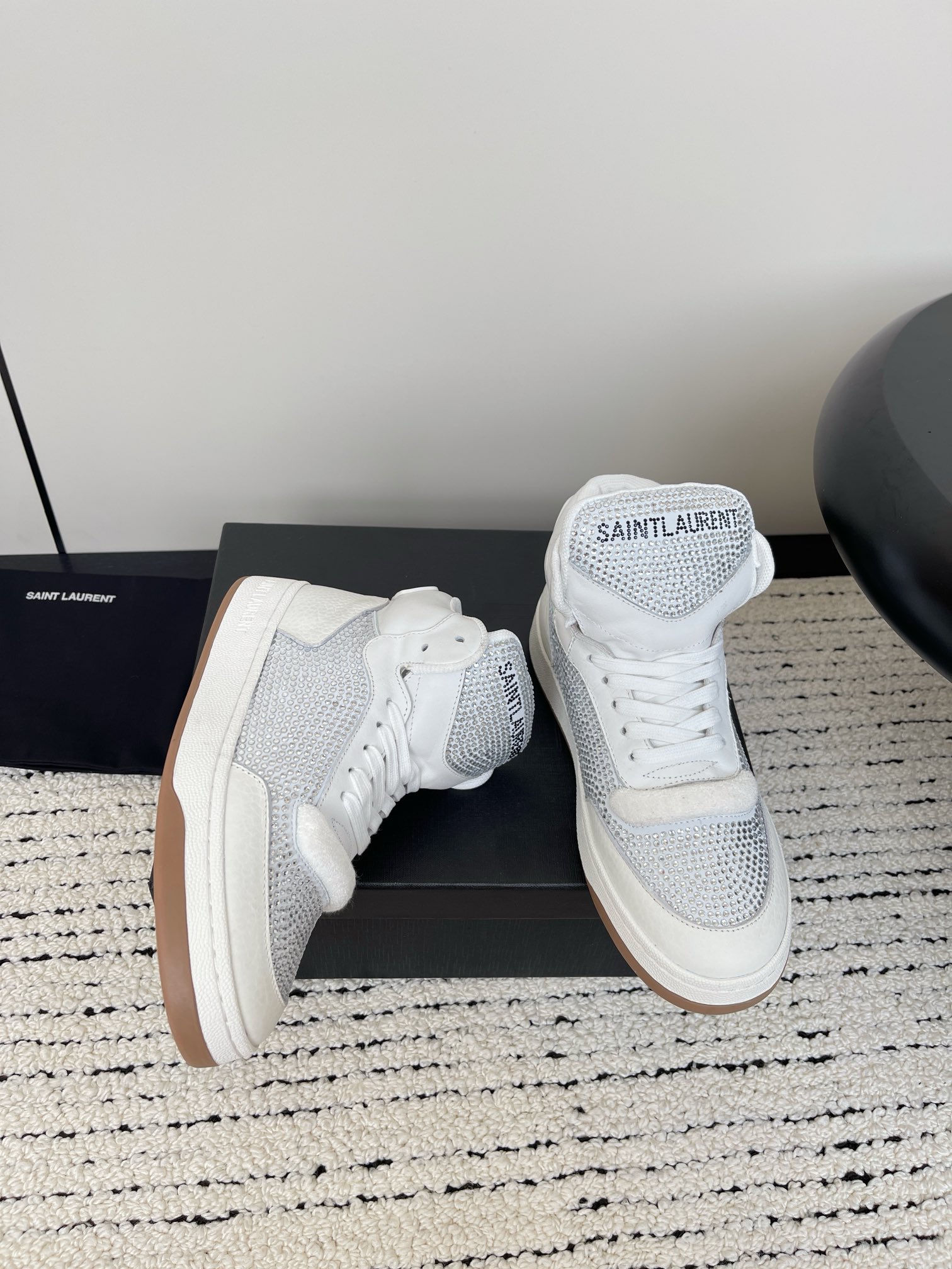 Booming White Shoes: Saint Laurent SL61 Retro Design with Comfortable Fit - 图片 3