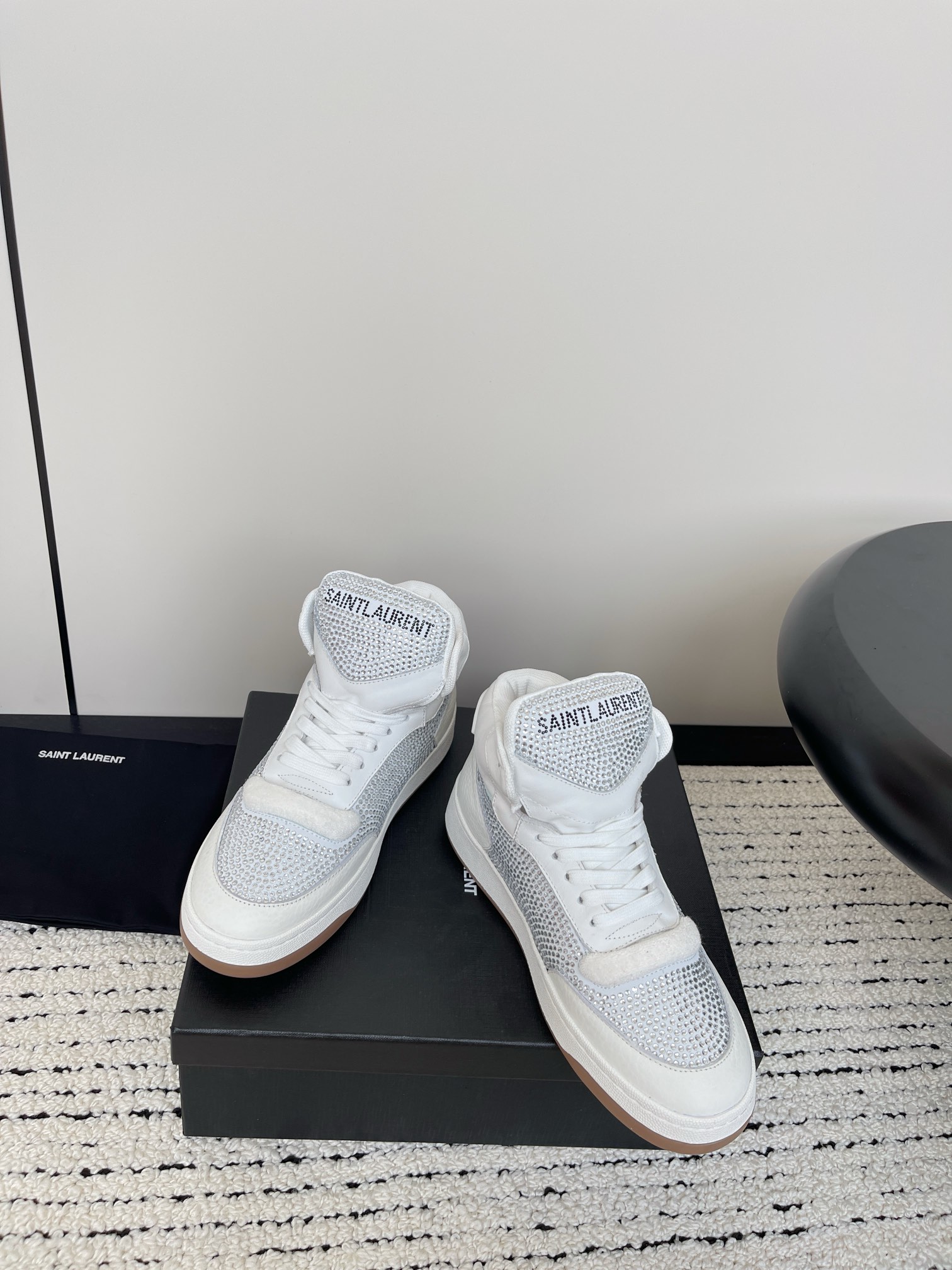 Booming White Shoes: Saint Laurent SL61 Retro Design with Comfortable Fit - 图片 2