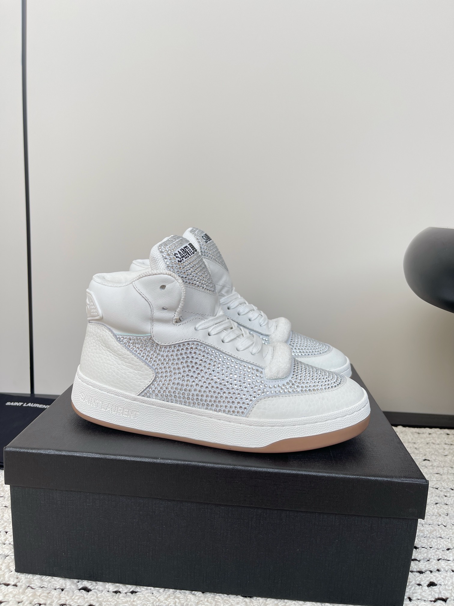 Booming White Shoes: Saint Laurent SL61 Retro Design with Comfortable Fit - 图片 5