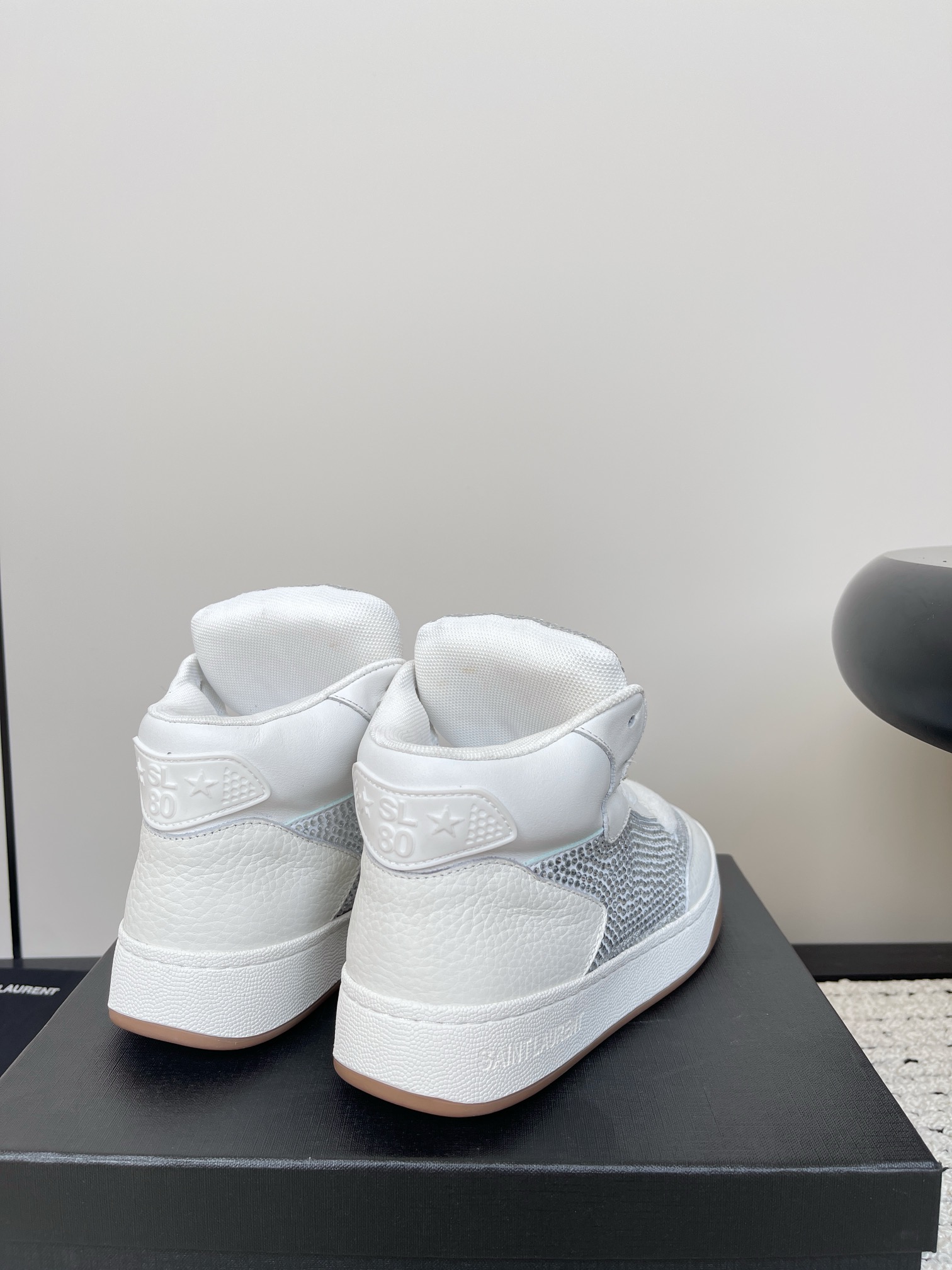 Booming White Shoes: Saint Laurent SL61 Retro Design with Comfortable Fit - 图片 6