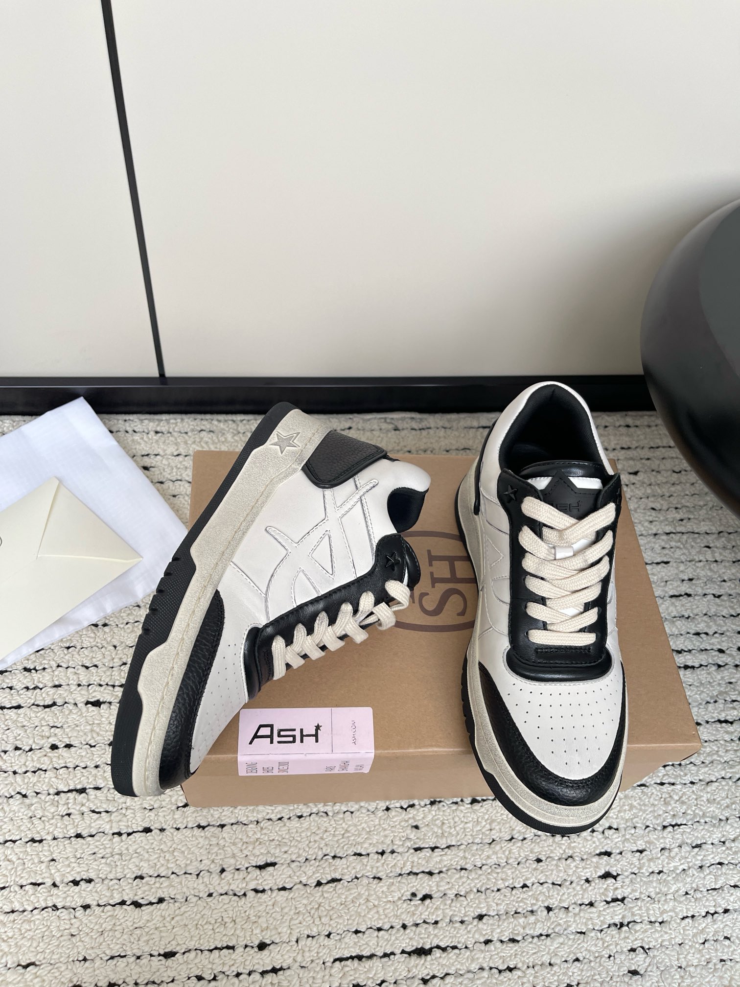 “825 ASH Ace 2024s: New White Sneakers with Comfy Soles for Small Feet” - 图片 3