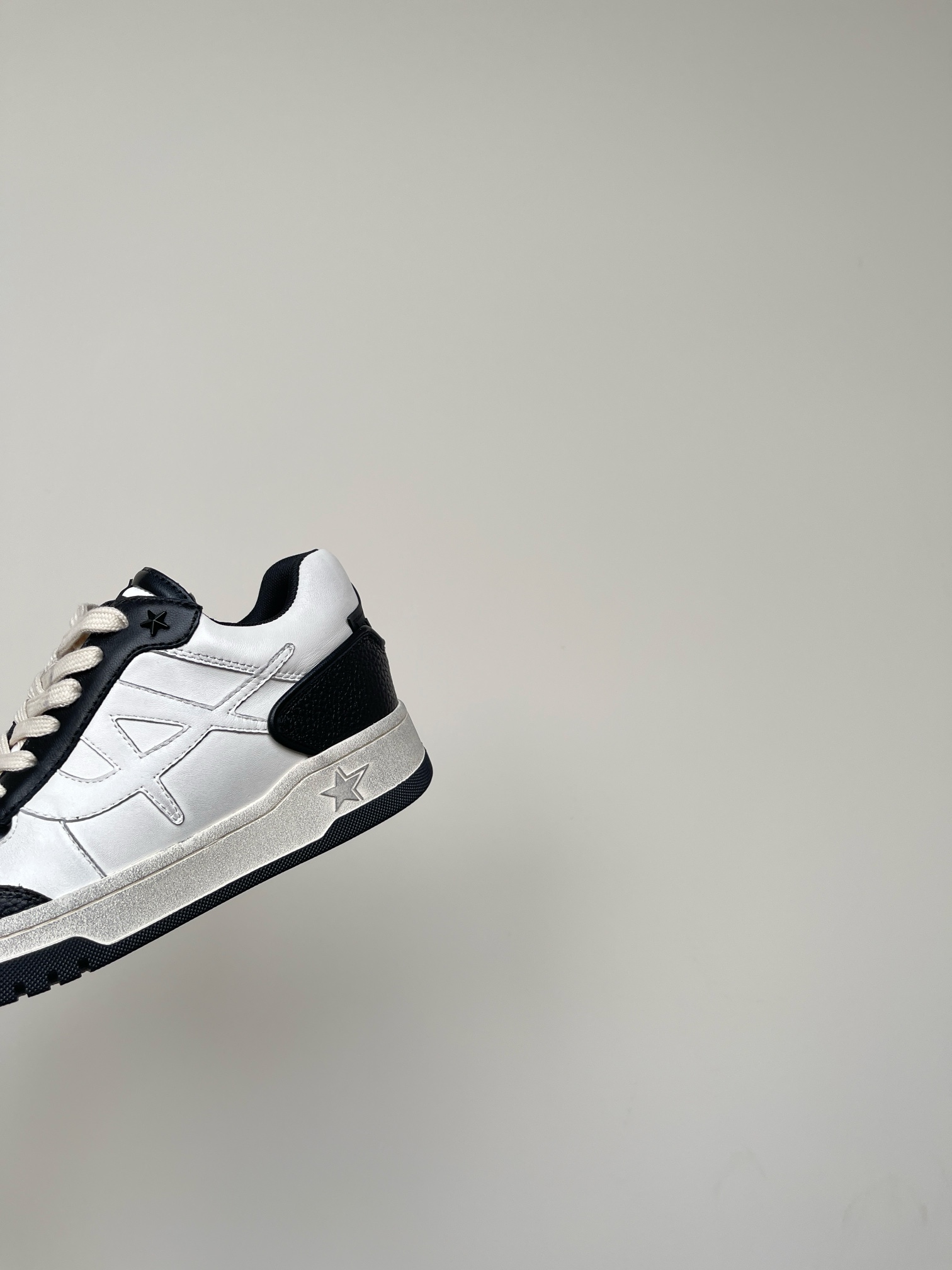 “825 ASH Ace 2024s: New White Sneakers with Comfy Soles for Small Feet” - 图片 8