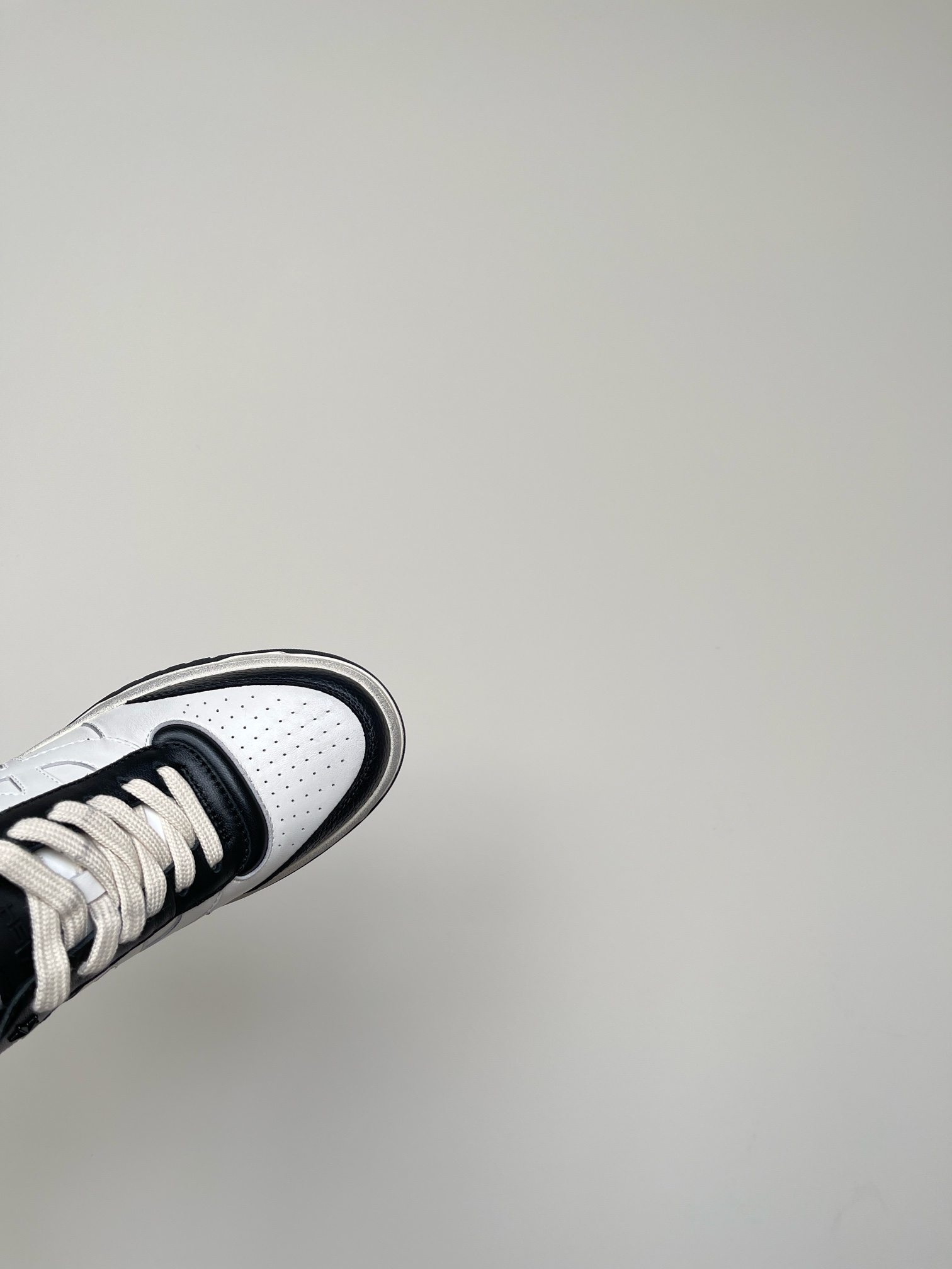 “825 ASH Ace 2024s: New White Sneakers with Comfy Soles for Small Feet” - 图片 7