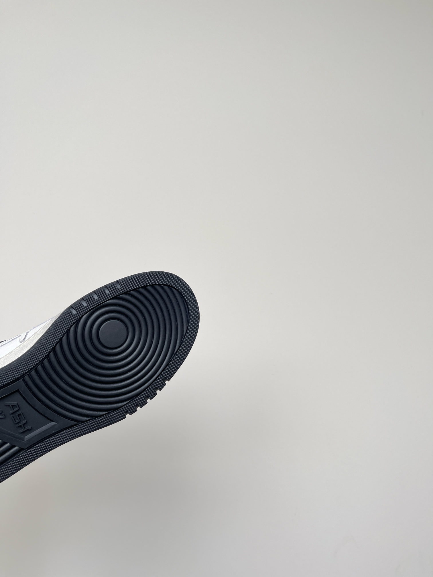 “825 ASH Ace 2024s: New White Sneakers with Comfy Soles for Small Feet” - 图片 9