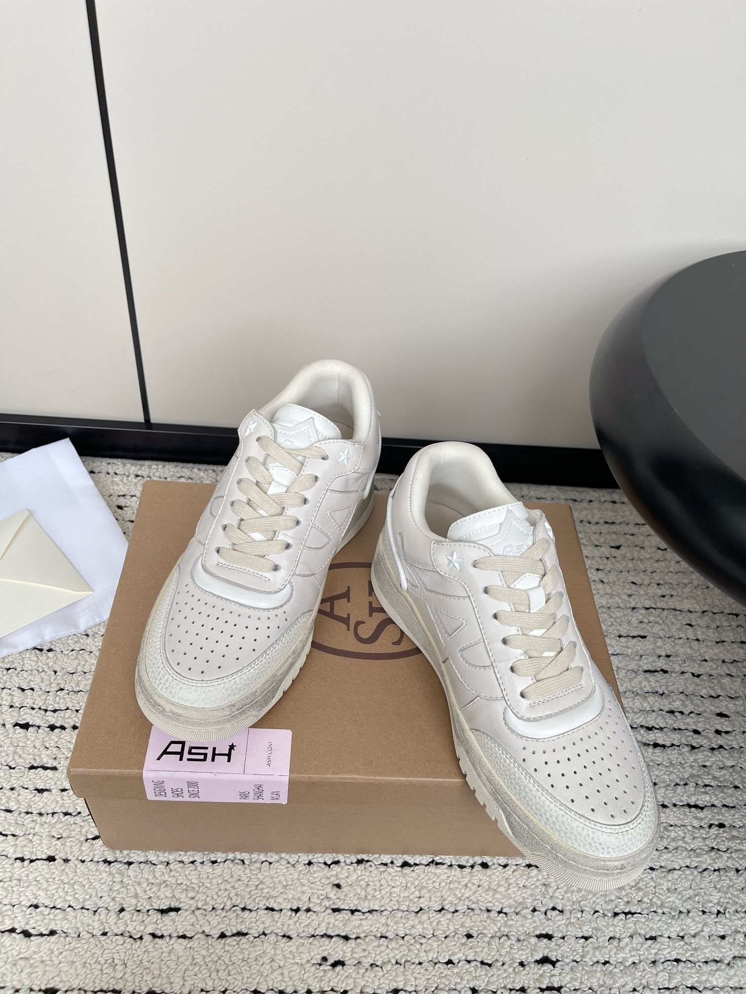 “825 ASH Ace 2024s: New White Sneakers with Comfy Soles for Small Feet” - 图片 2