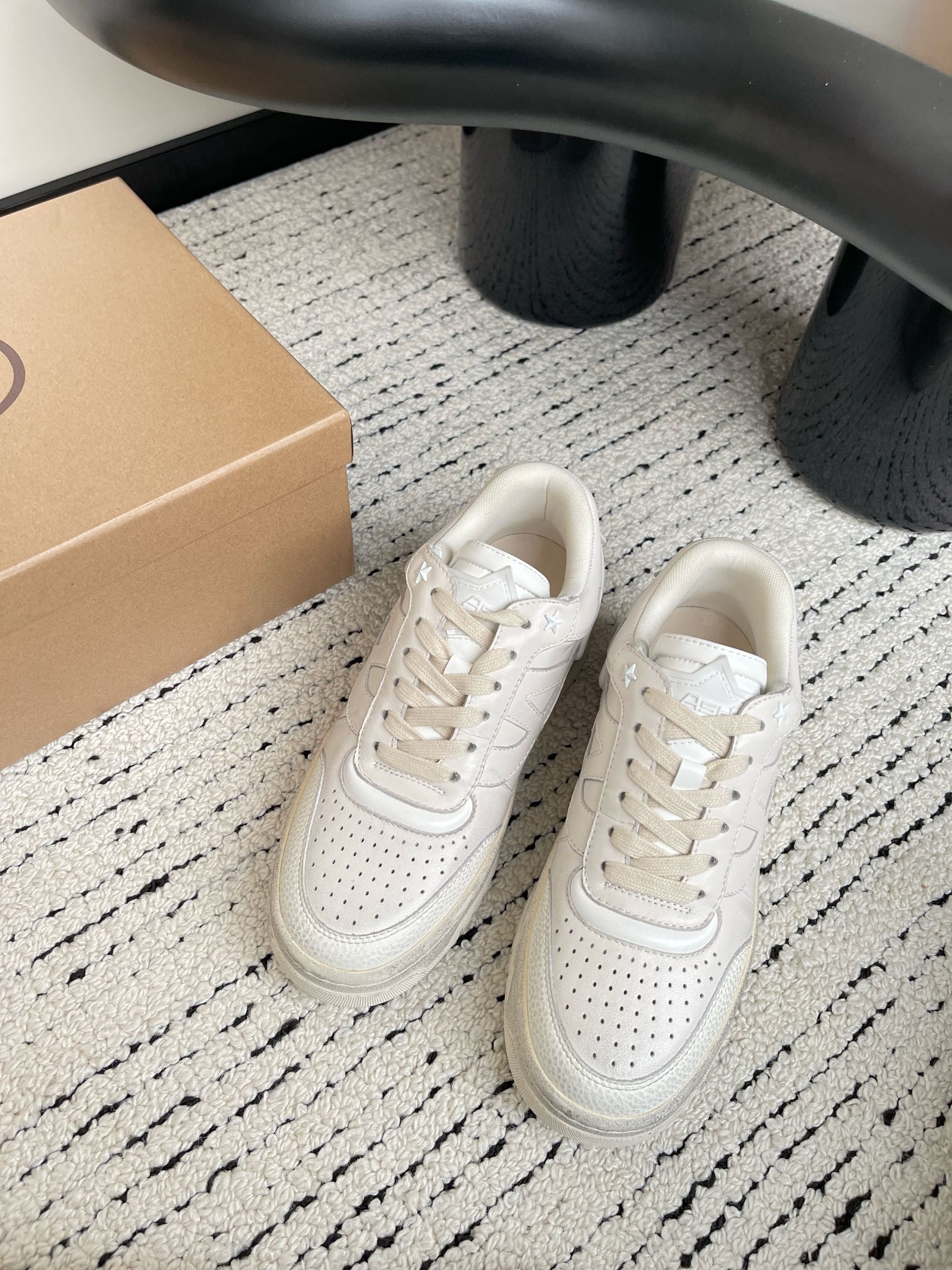 “825 ASH Ace 2024s: New White Sneakers with Comfy Soles for Small Feet” - 图片 5