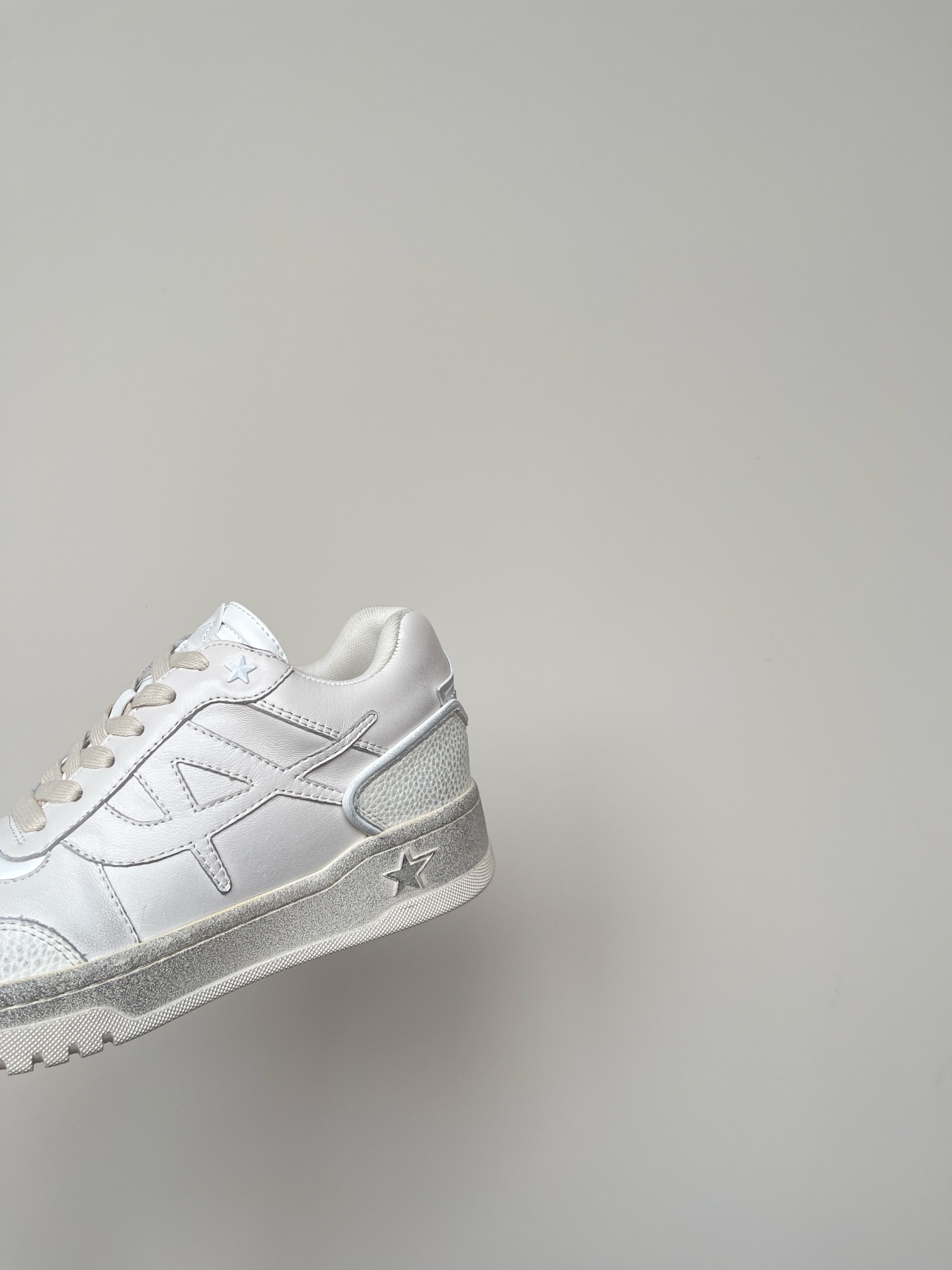 “825 ASH Ace 2024s: New White Sneakers with Comfy Soles for Small Feet” - 图片 8