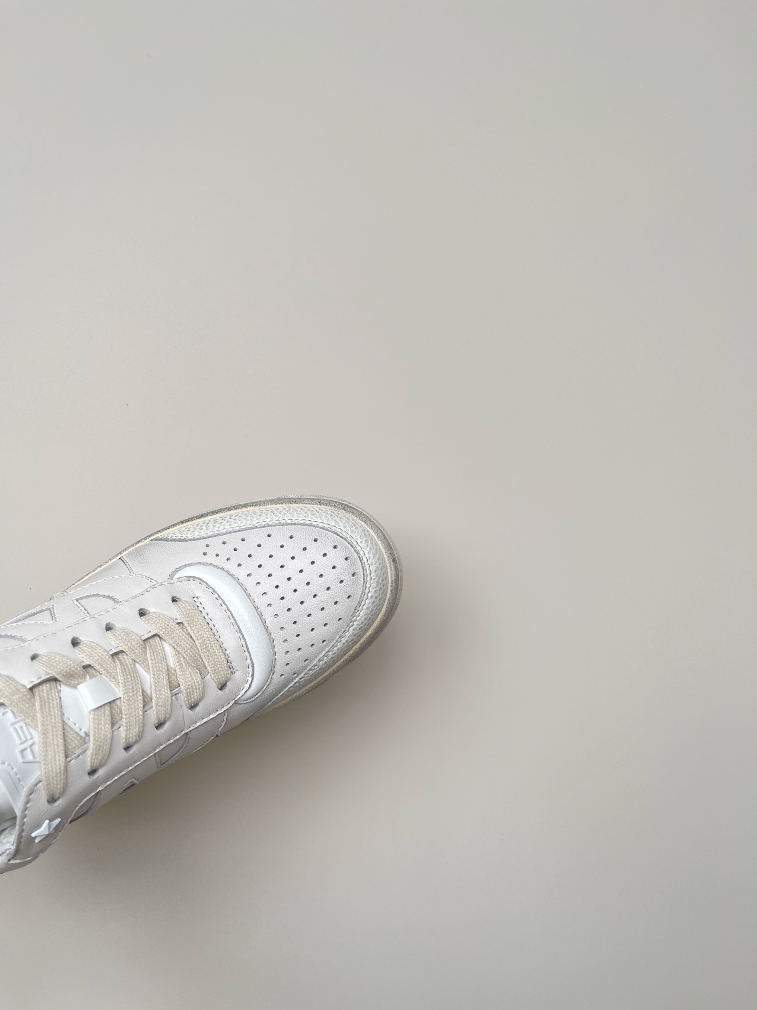 “825 ASH Ace 2024s: New White Sneakers with Comfy Soles for Small Feet” - 图片 7
