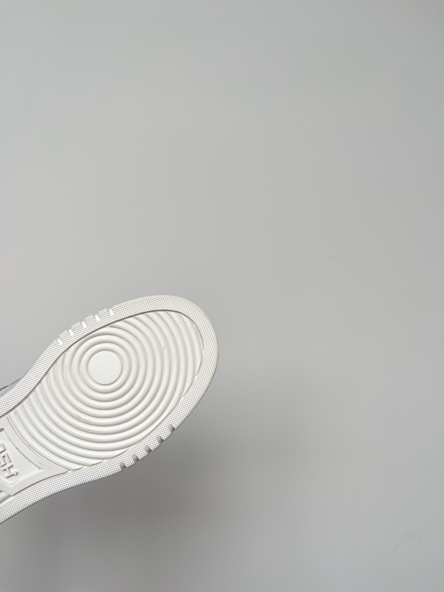 “825 ASH Ace 2024s: New White Sneakers with Comfy Soles for Small Feet” - 图片 9