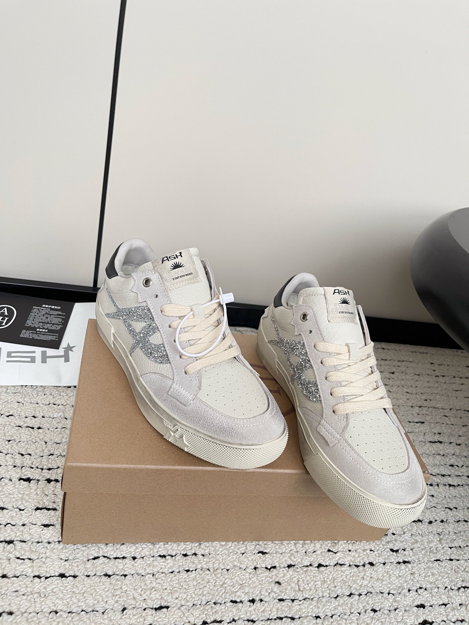 Moonlight Series Sneakers: Original, Handmade, Stylish Shoes for Women - 图片 4