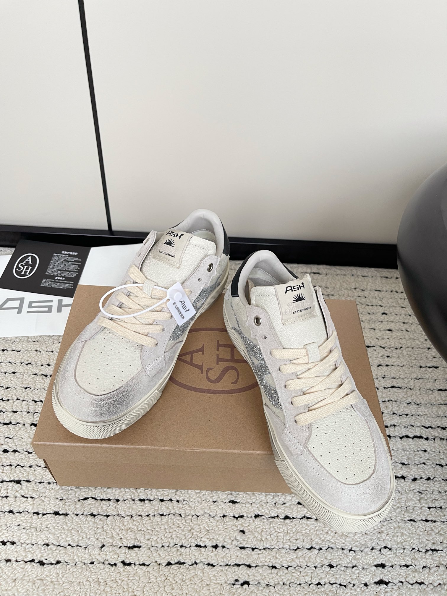 Moonlight Series Sneakers: Original, Handmade, Stylish Shoes for Women - 图片 2