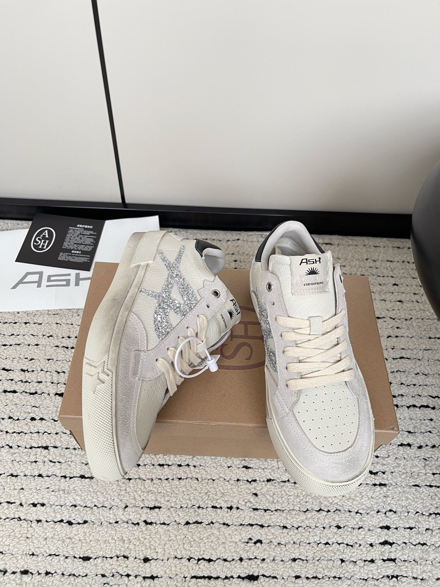 Moonlight Series Sneakers: Original, Handmade, Stylish Shoes for Women - 图片 3