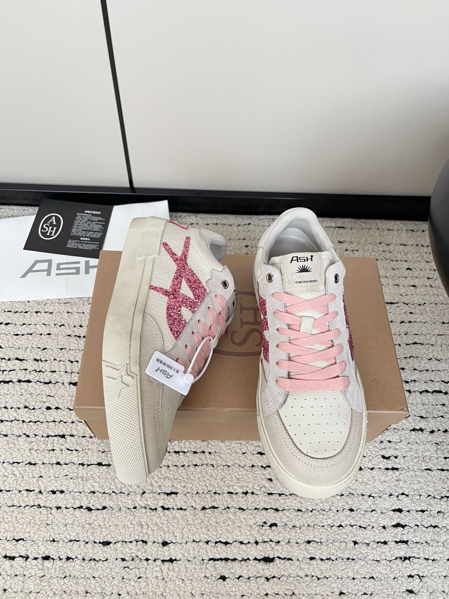 Moonlight Series: Retro Stars Sneakers in White with Original Details - 图片 3
