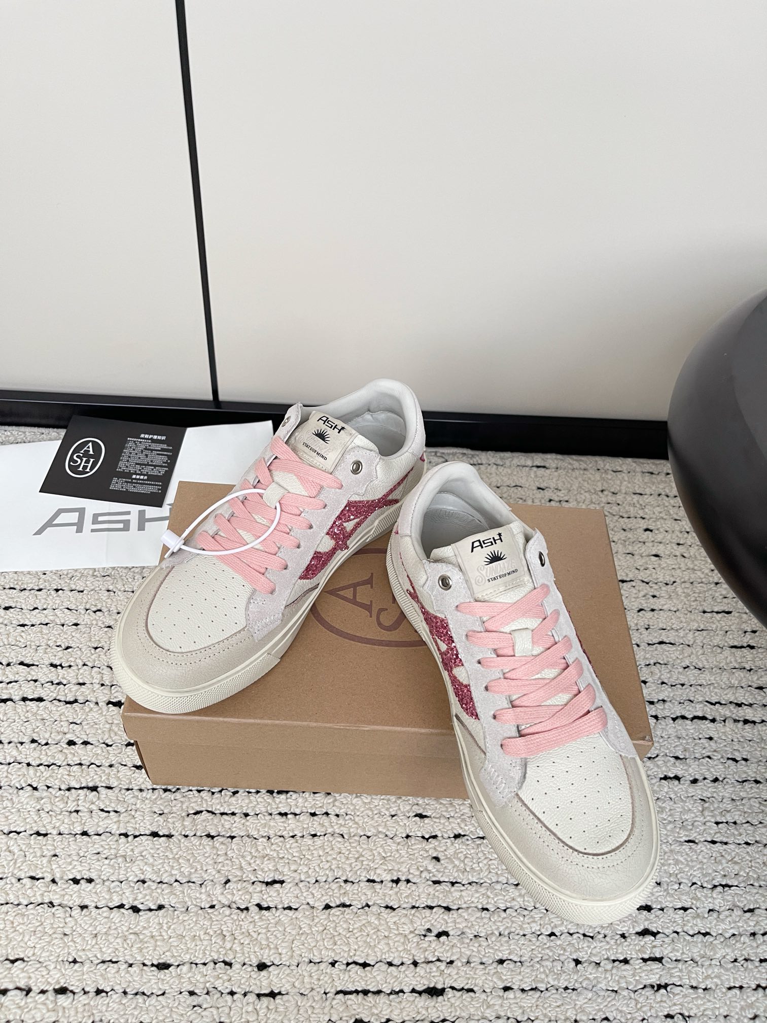 Moonlight Series: Retro Stars Sneakers in White with Original Details - 图片 2