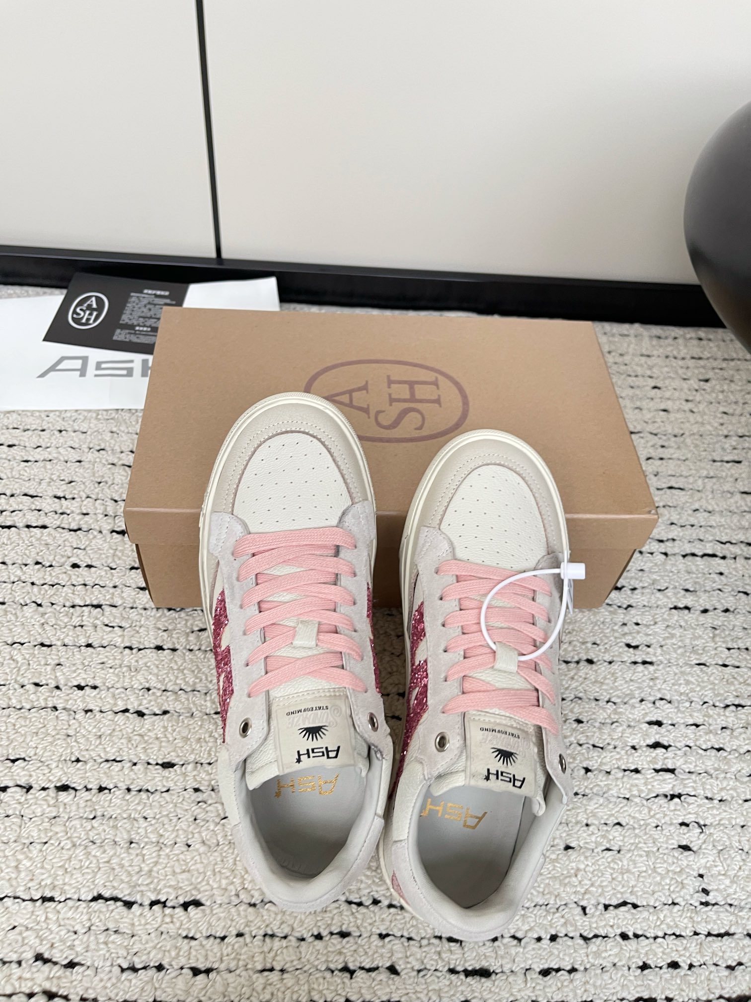 Moonlight Series: Retro Stars Sneakers in White with Original Details - 图片 6