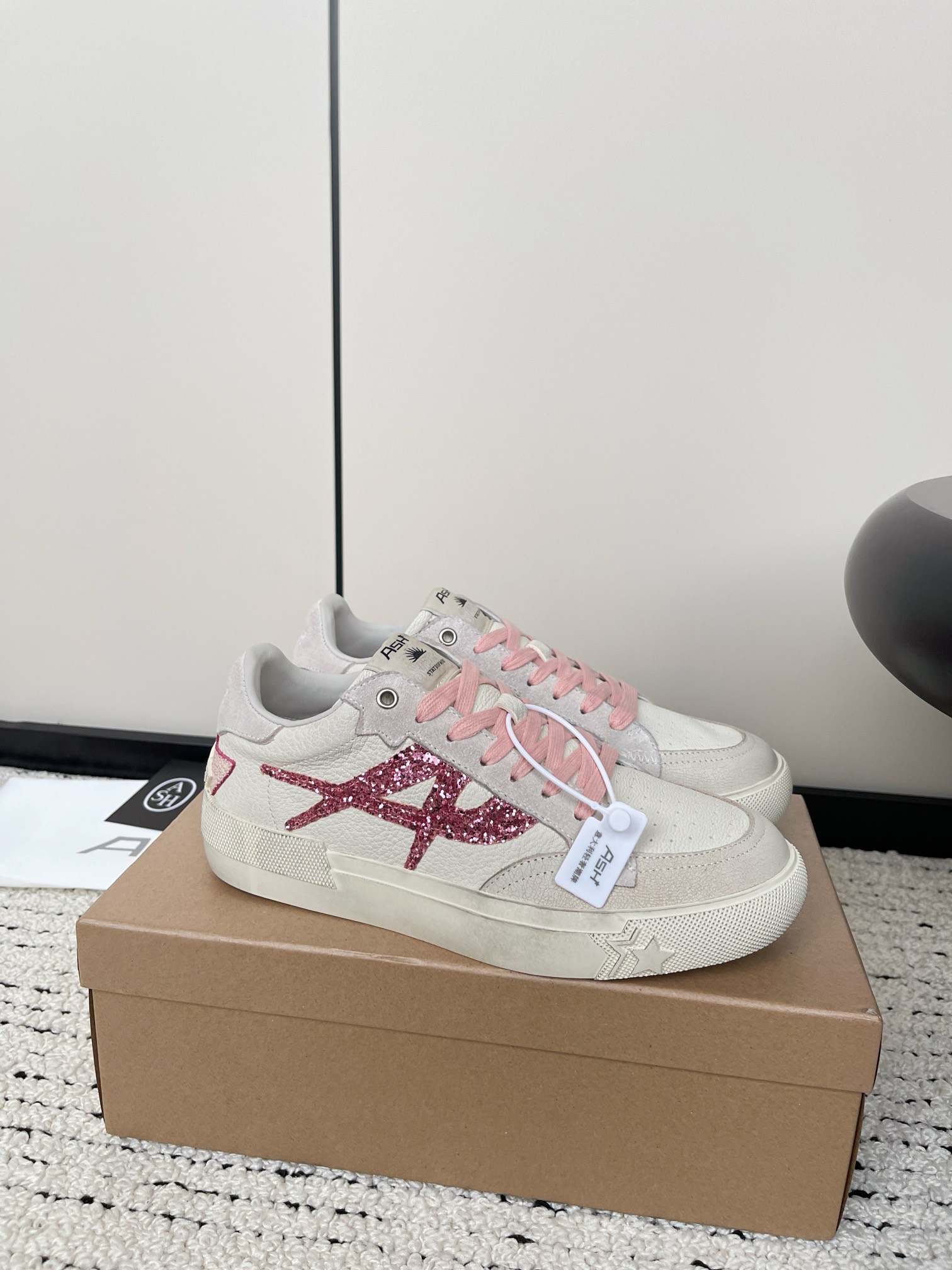 Moonlight Series: Retro Stars Sneakers in White with Original Details - 图片 5